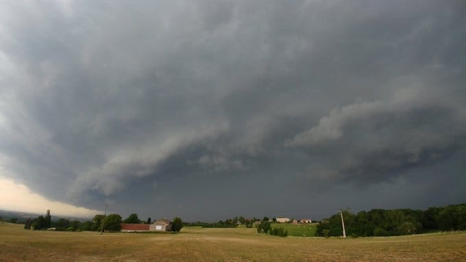 Violent orage sur l'ouest de l'Occitanie avec un arcus spectaculaire entre Toulouse et Gaillac, générant de fortes rafales de vent et de fortes précipitations. Épisode notable à la hauteur des prévisions ! - 17/06/2021 00:00 - Samuel DESMARCHAIS