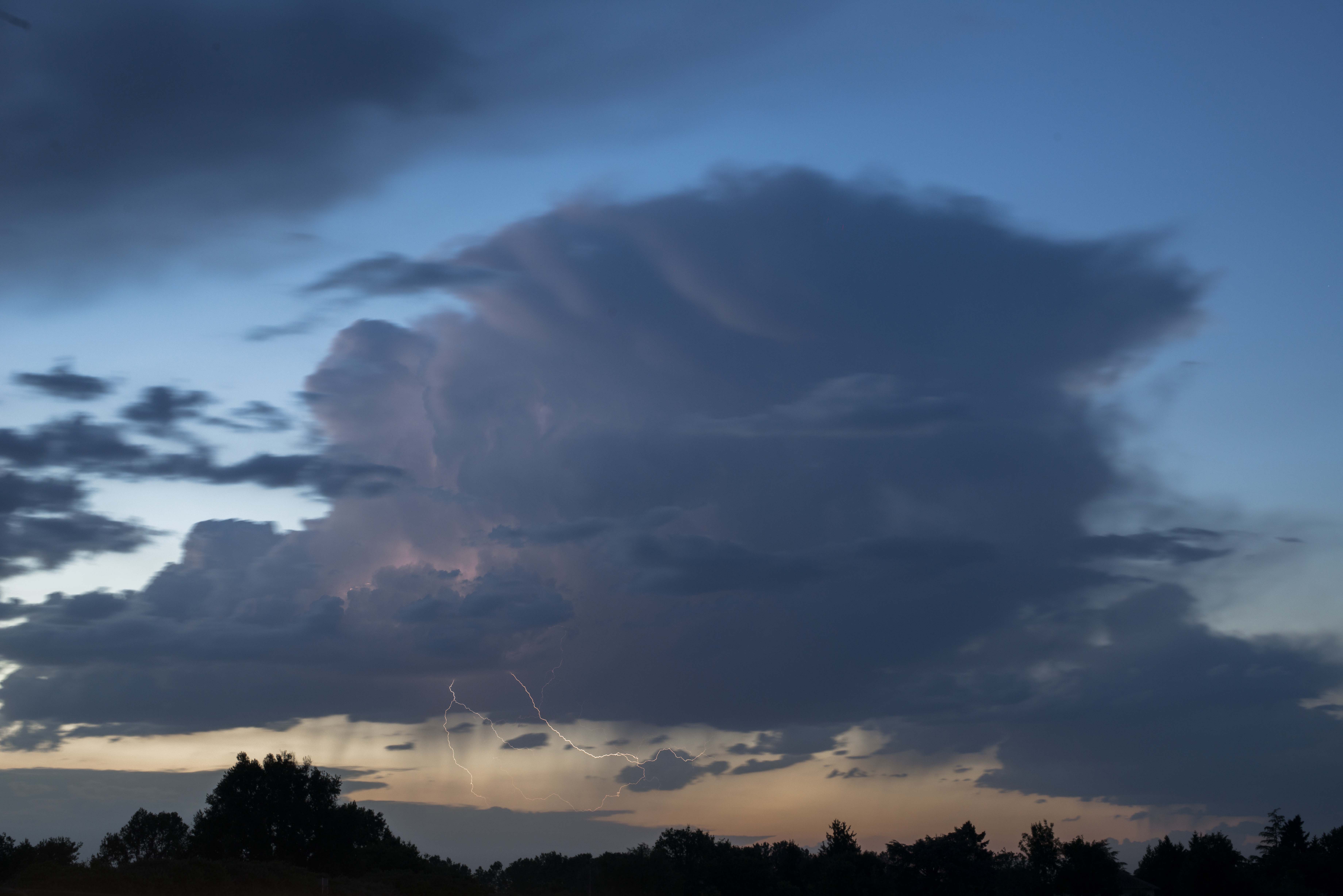 naissance d'une cellule isolé au nord de Tarbes qui se montrera photogénique. - 18/06/2019 22:30 - Paul JULIEN