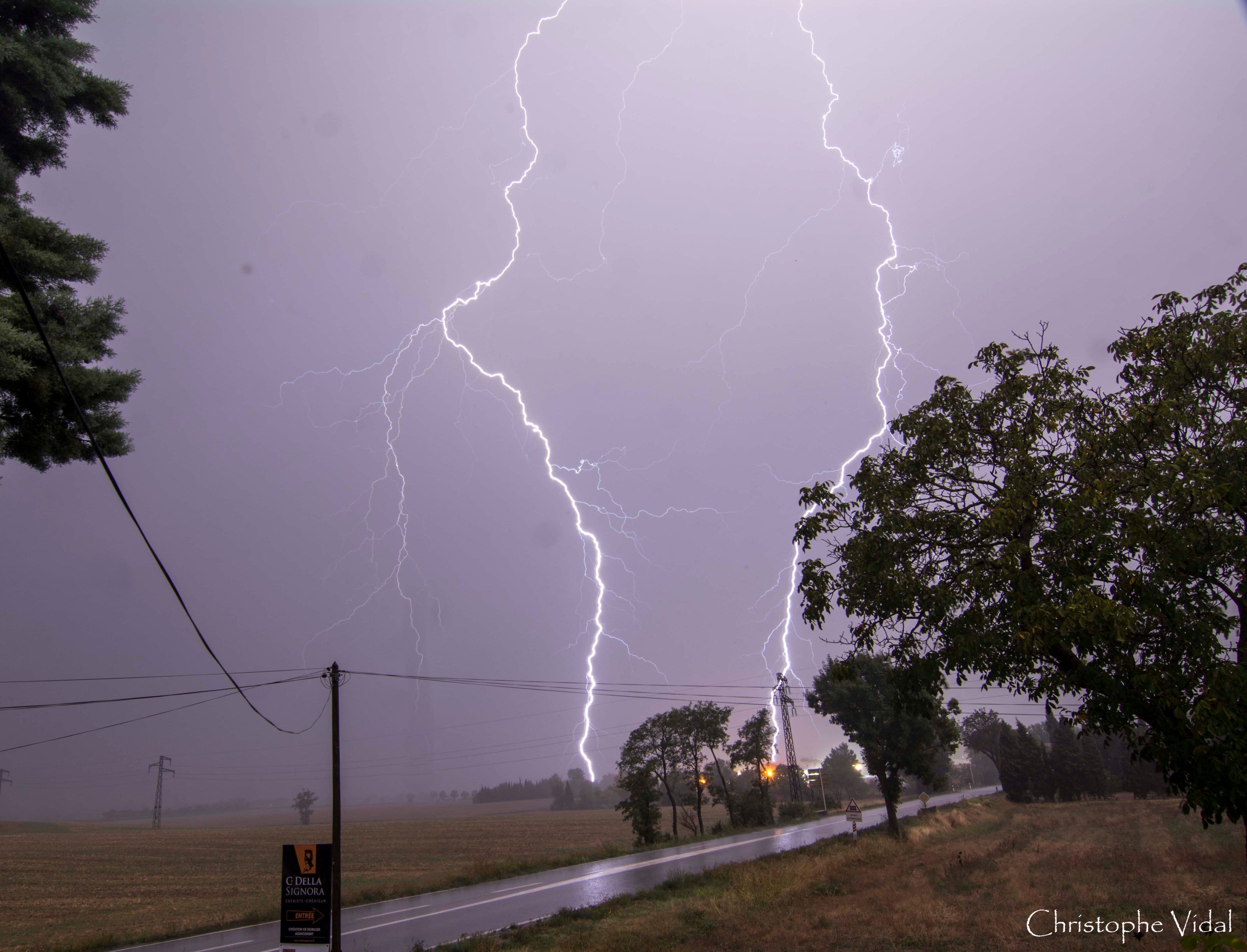 Double impact de foudre proche non loin de Castelnaudary, pas mal d'impacts proche avec de gros crepitements, ça fait plaisir depuis le temps, que j'attendais une soirée comme celle là, les grosses averses auront fait du bien au sol, bien sec cette année,. - 19/09/2019 00:10 - christophe vidal