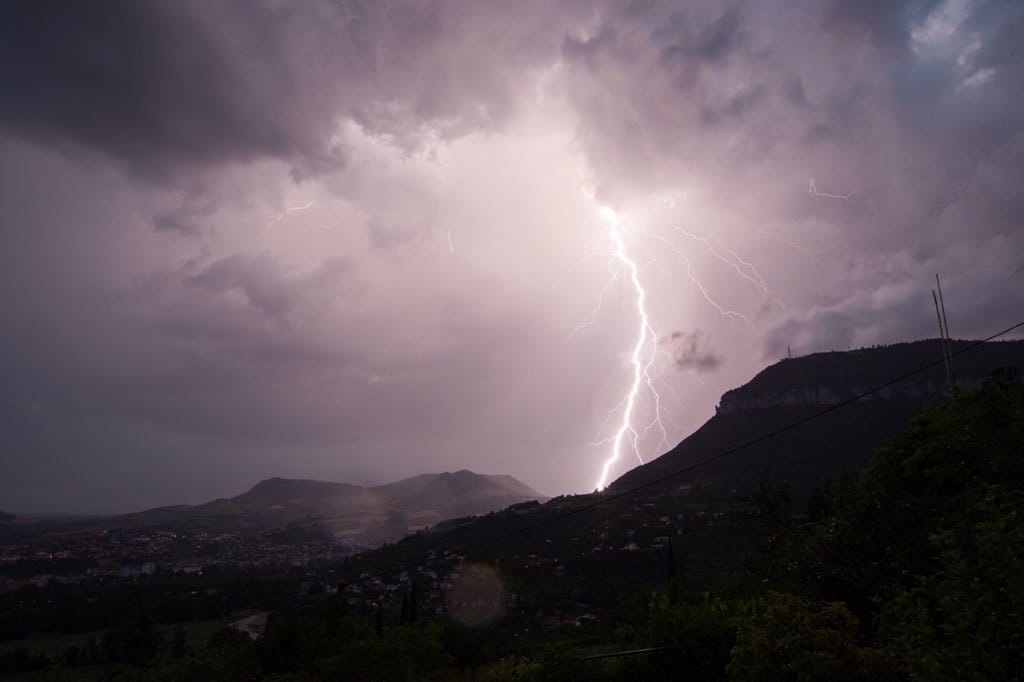 Bel impact de foudre pris sous la pluie à 5km de Millau (12) - 20/07/2018 21:00 - Julien LAURENT