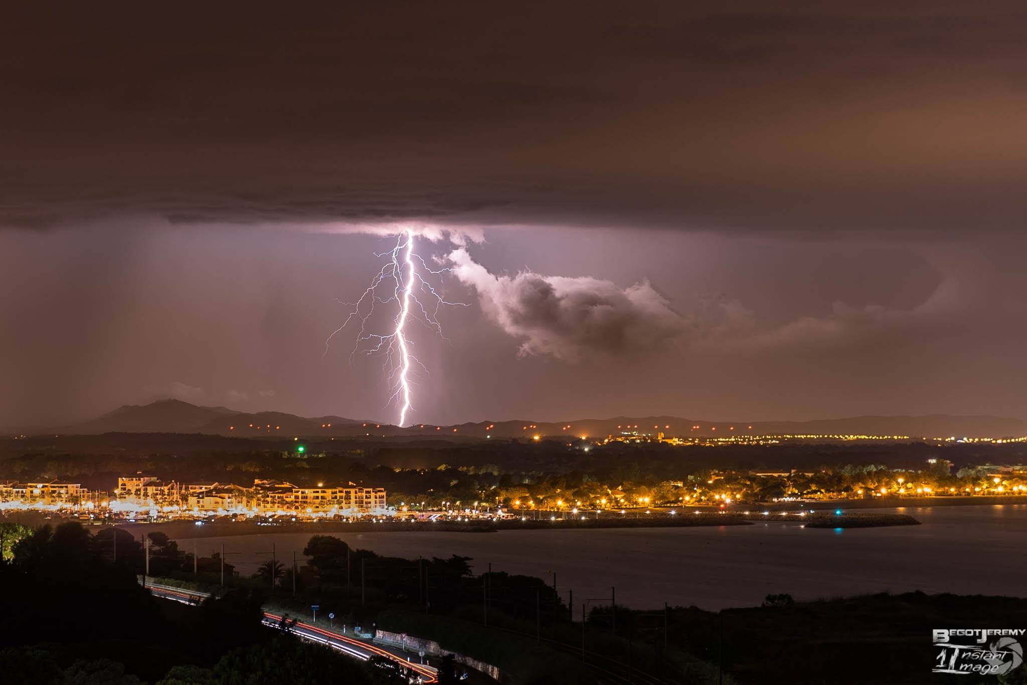 Alors que je me promenais non loin du port d'Argeles-Sur-mer pour faire quelques photos nocturne, mon attention fût attiré par des flash dans le ciel. En effet un hama orageux arrivait par l'Ouest. - 20/07/2018 23:00 - Jérémy BEGOT