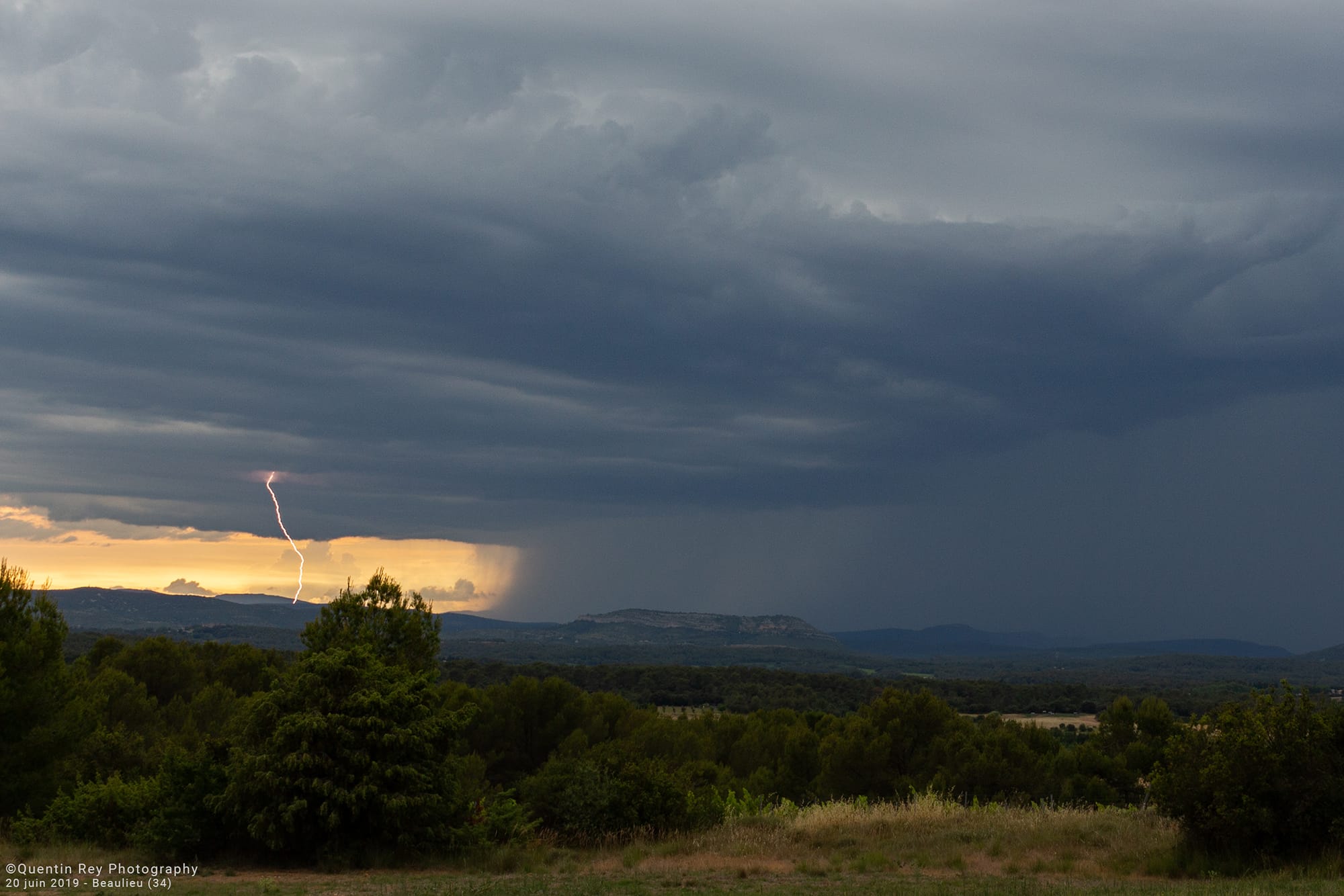 Orage de fin de journée, entre Hérault et Gard, avec le soleil qui se couche !
Belle structure, quelques impacts. - 20/06/2019 19:37 - Quentin REY