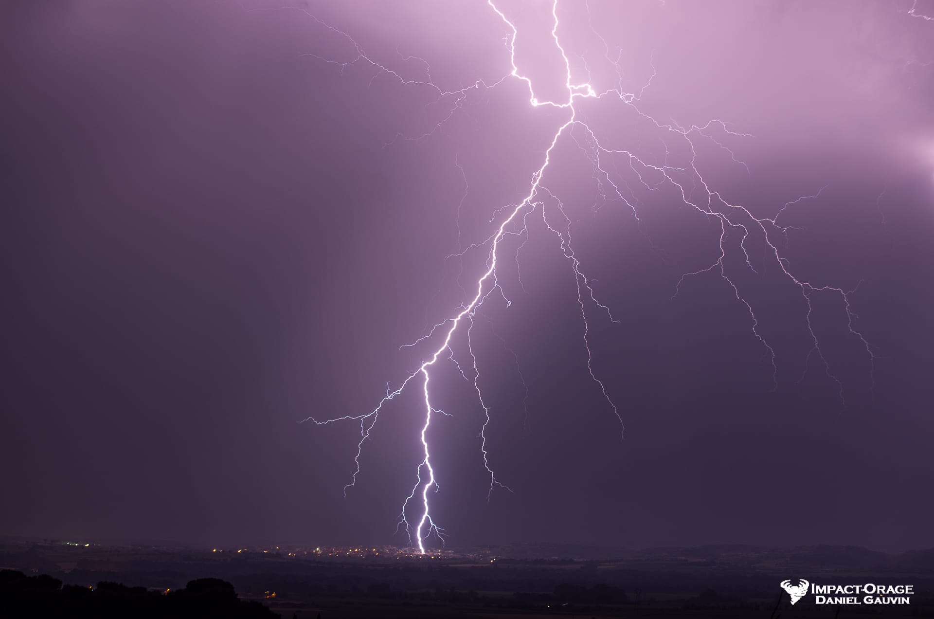 Coup de foudre ramifié frappant la commune de Lignan sur Orb dans l'Hérault en fin de nuit de mercredi a jeudi . - 20/06/2019 04:32 - DANIEL GAUVIN