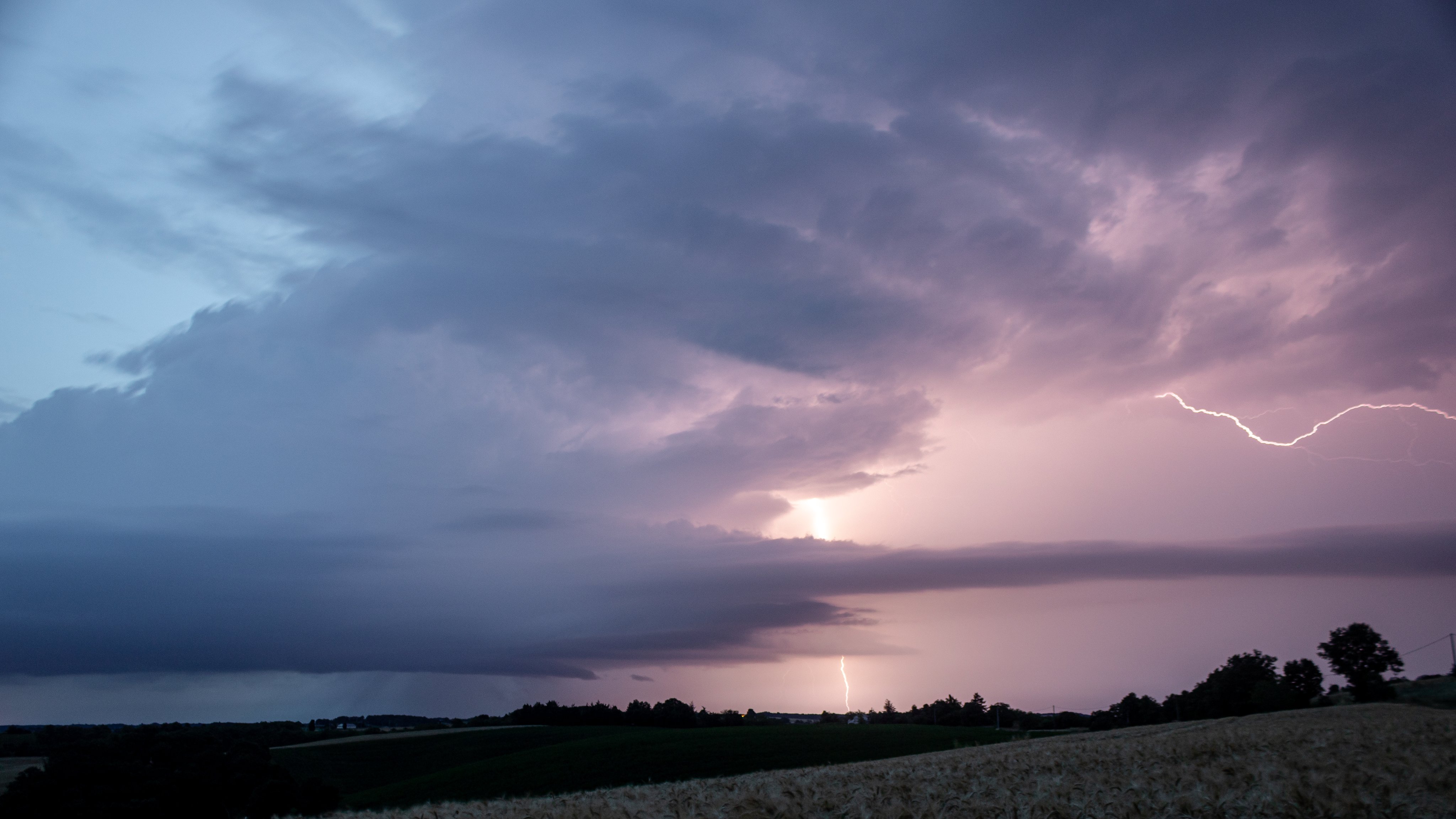 Chasse à la supercellule dans le Tarn-et-Garonne ce soir, une première compliquée à observer car très pluvieuse et rapide, une seconde qui s'est formée devant nous avec de beaux extranuageux sur la droite du mésocyclone. - 20/06/2023 00:00 -  @BolDeNouil