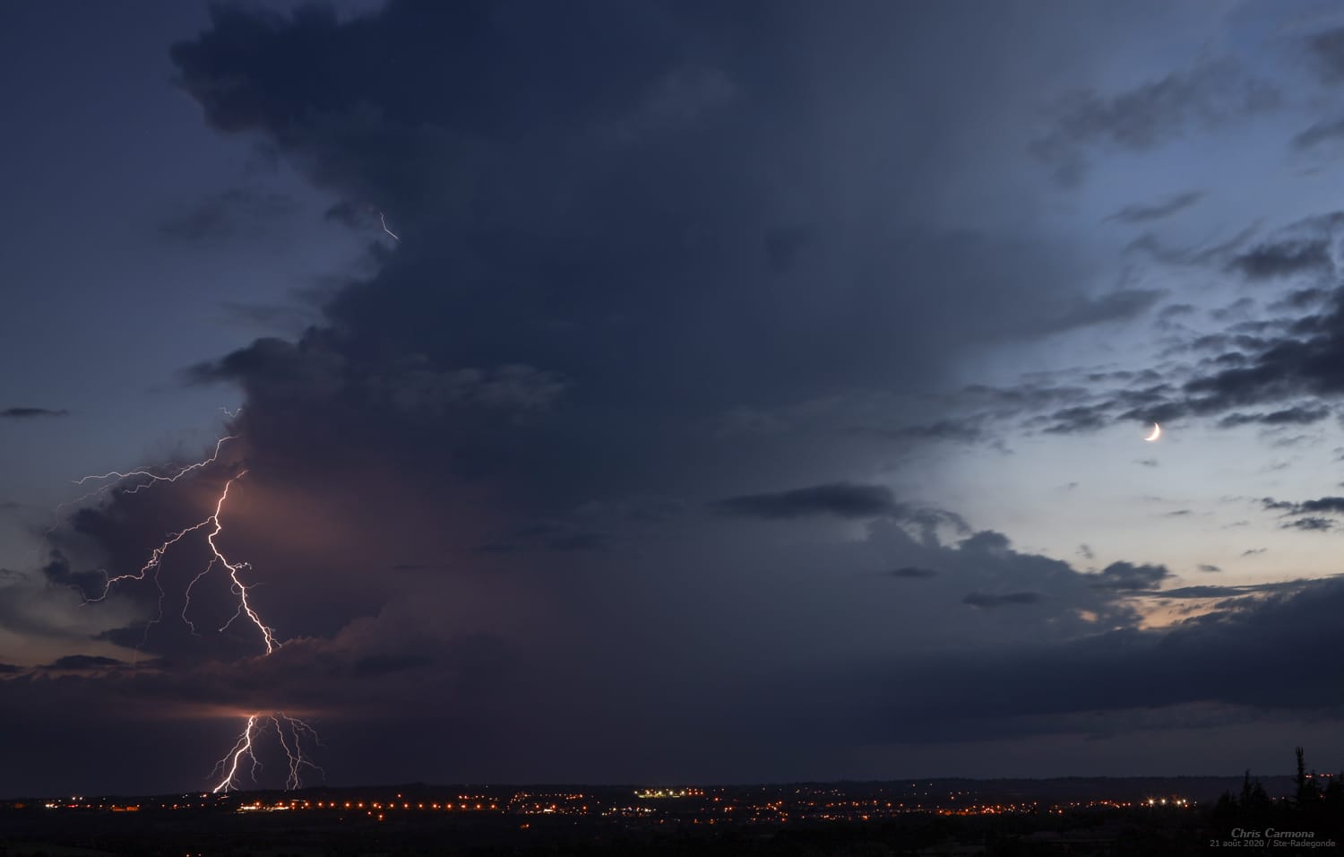 Impact extranuageux issu d'une petite cellule préfrontale sur l'ouest de l'Aveyron (près de Naucelle), vu du ruthénois. Durée de vie courte, une dizaine de flashs (dont 3/4 impacts et cet extra) et puis s'en va. - 21/08/2020 21:28 - Christian Carmona