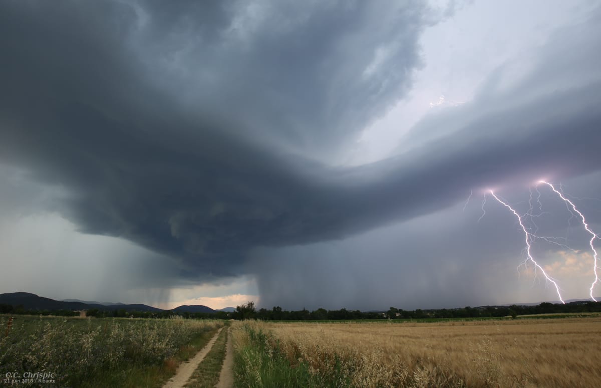 Orage en rotation, avec de gros coups de foudre sur sa bordure, dans la plaine au sud d'Alès. - 21/06/2018 18:31 - Christian Carmona