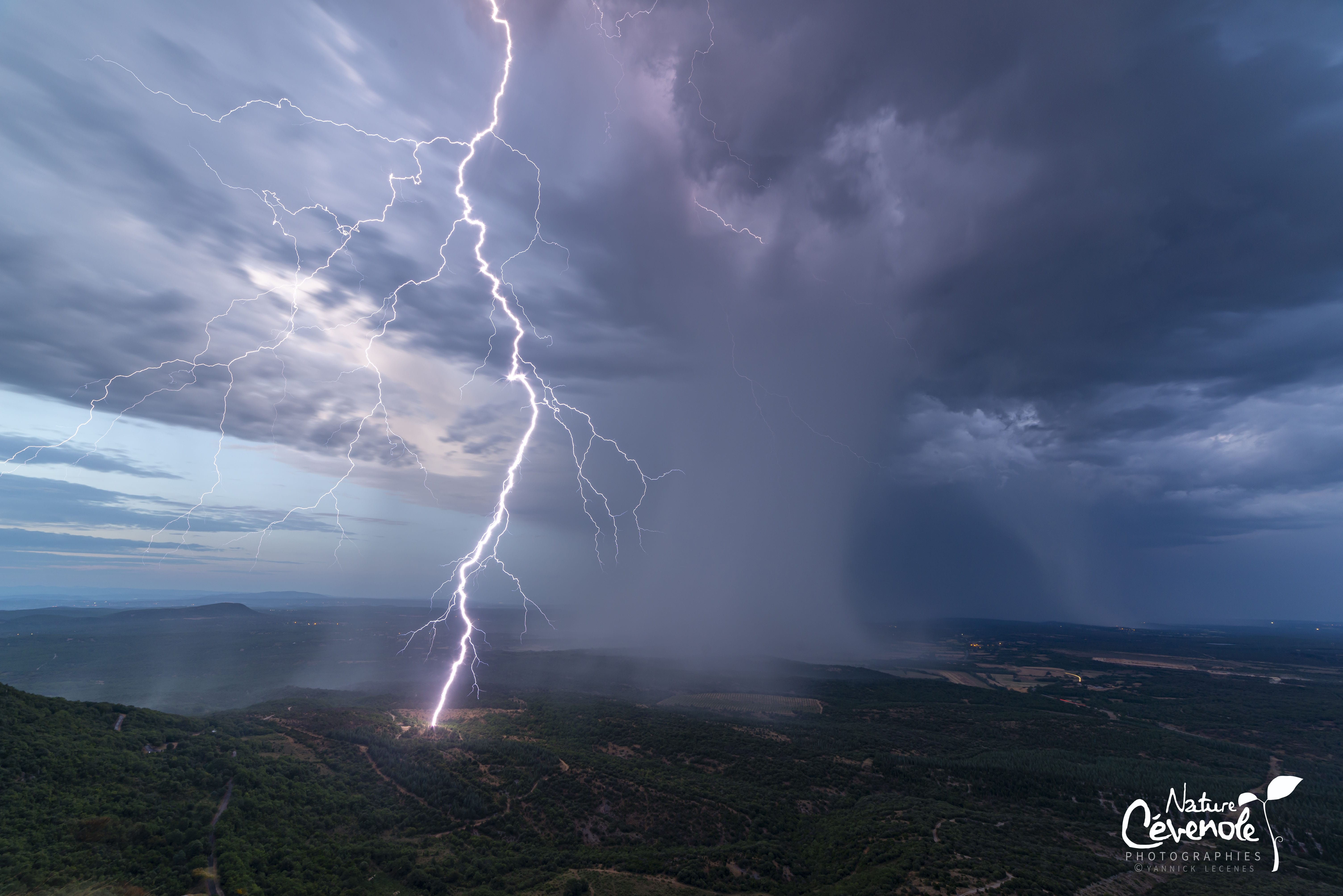 Impact de foudre depuis le Mont bouquet, hier soir - 22/07/2020 22:00 - YANNICK LECENES