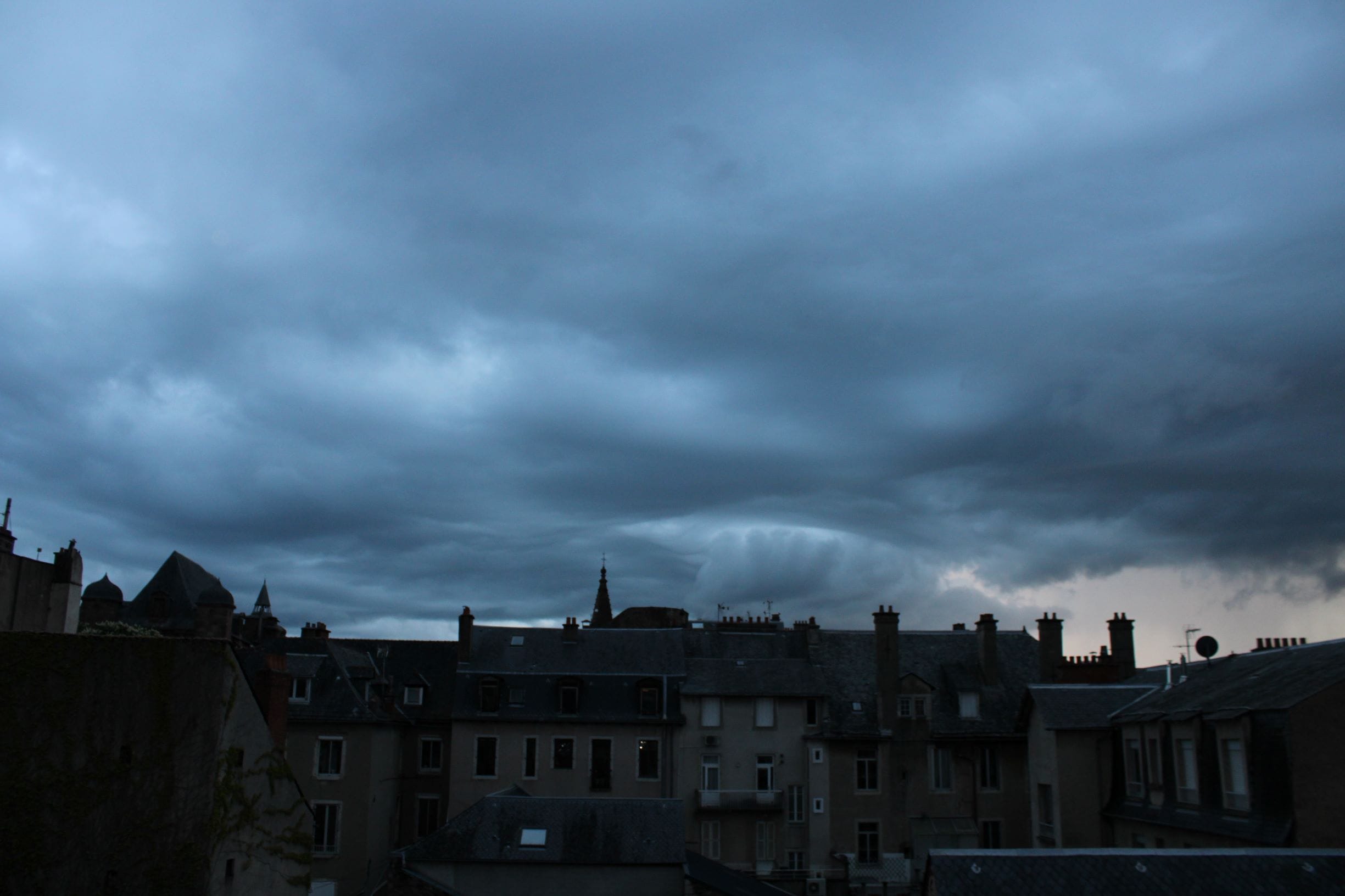 formation orageuse mais sans aucun coup de tonnerre et des éclairs rares pendant 2 heures - 26/04/2020 19:38 - fabrice nicon