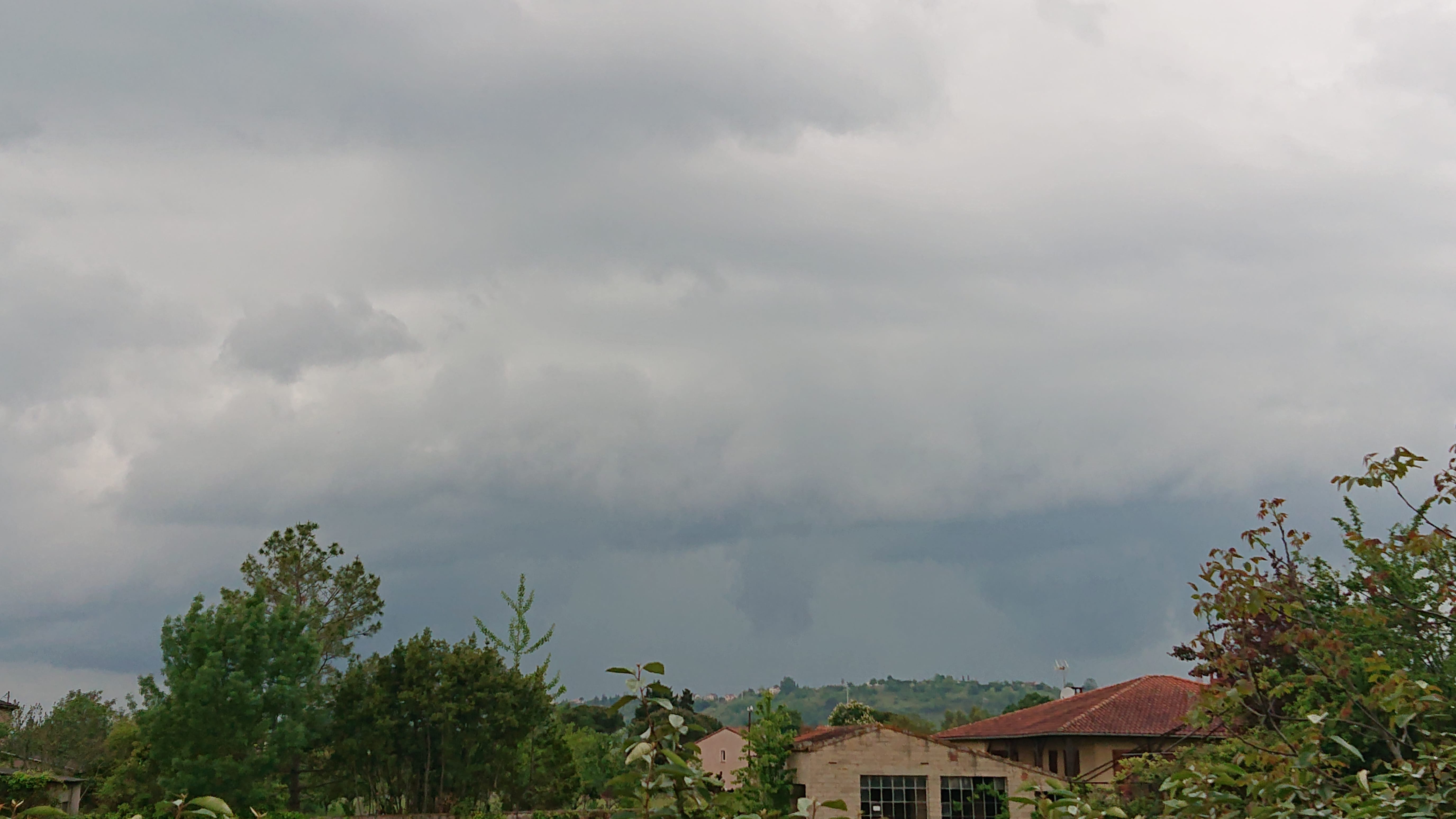 Photo d'un des orages qui sont passés juste à côté de Lescure d'Albigeois (81) hier vers 15h30.
Il y a cependant cette forme qui était clairement dessinée et qui a évolué plusieurs minutes (ça... tournée), un possible Tuba ? Ça a durée bien 5min et l'orage était vraiment virulent de ce que je voyais !! - 27/04/2020 15:30 - Thibault Tarroux