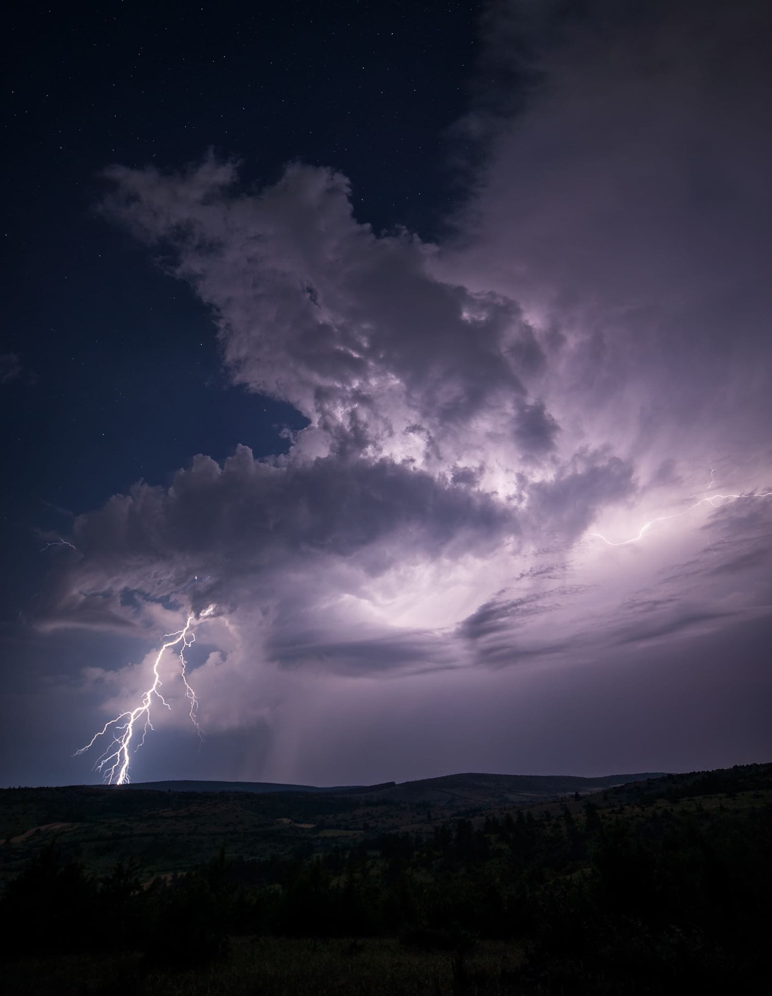 Foudre ramifiée près du lieu-dit Nissoulogres sur le Causse de Sauveterre en Lozère - 27/07/2018 23:30 - Sebastien Galtier