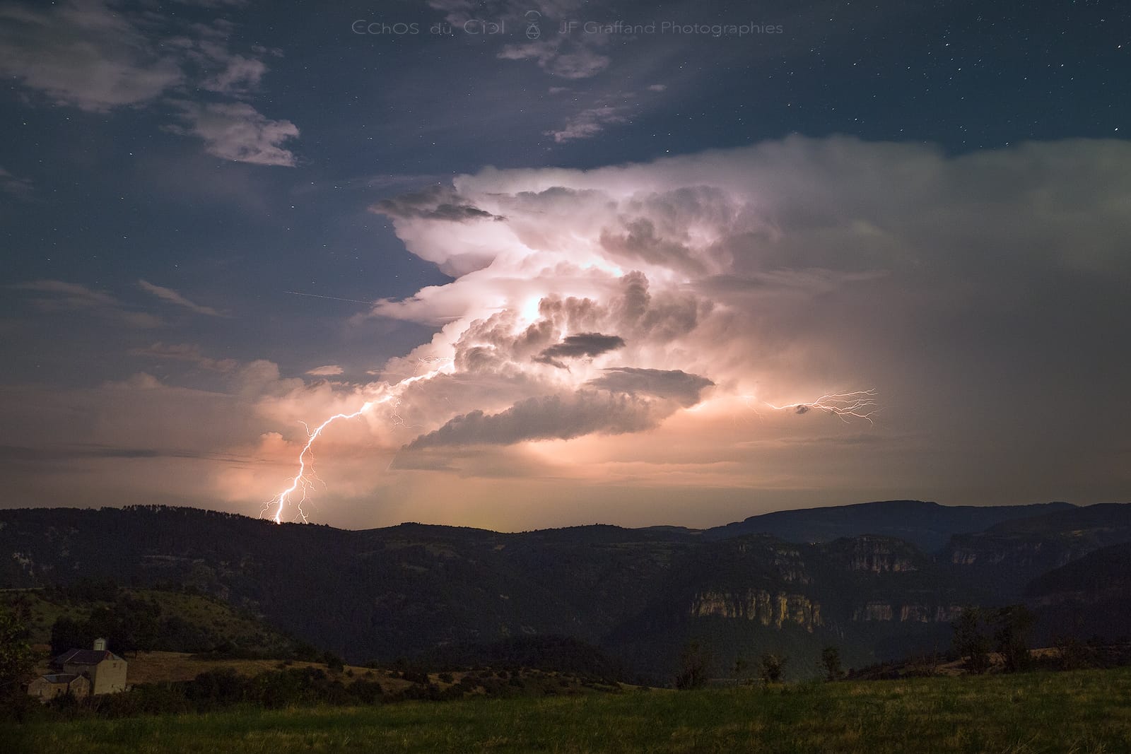 Alors que l’éclipse de lune se terminait, superbe impact de foudre dans une cellule orageuse très active durant toute l’éclipse sur la Lozère. Le 27 juillet à 23H45 depuis le Col de la Pierre Plantée, à la limite Gard / Aveyron au sud des Cévennes. - 27/07/2018 23:45 - Jean-François GRAFFAND