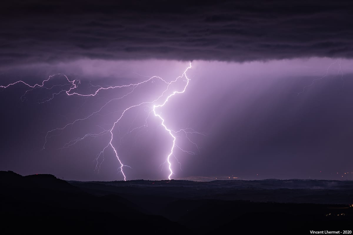 Nuit d'orages sur le Sud de l'Aveyron avec de multiples cellules qui se sont succédé durant plusieurs heures avec une activité foudre assez marquée. - 27/06/2020 01:02 - Vincent Lhermet