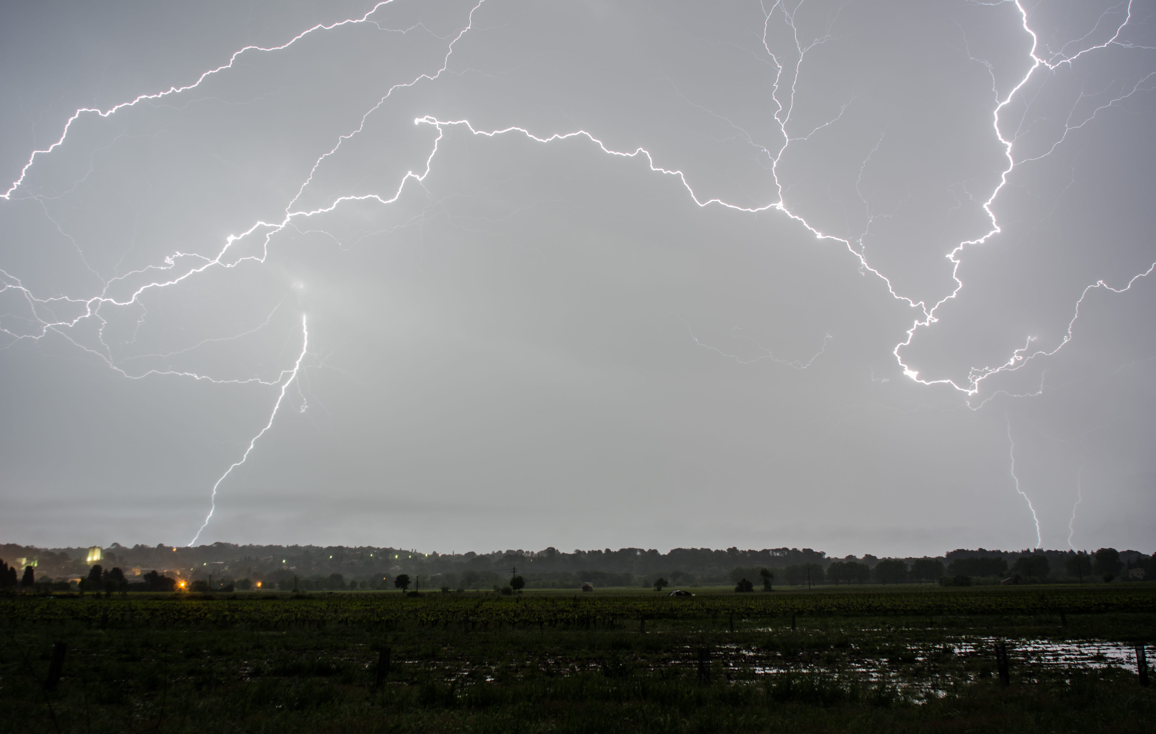 Première chasse de l'année à ici à Sommières (dont on distingue la tour à gauche).
Très beau spectacle, avec de fortes intensités de pluie, 132mm au pluvio! - 28/04/2020 04:48 - Léo Seguin