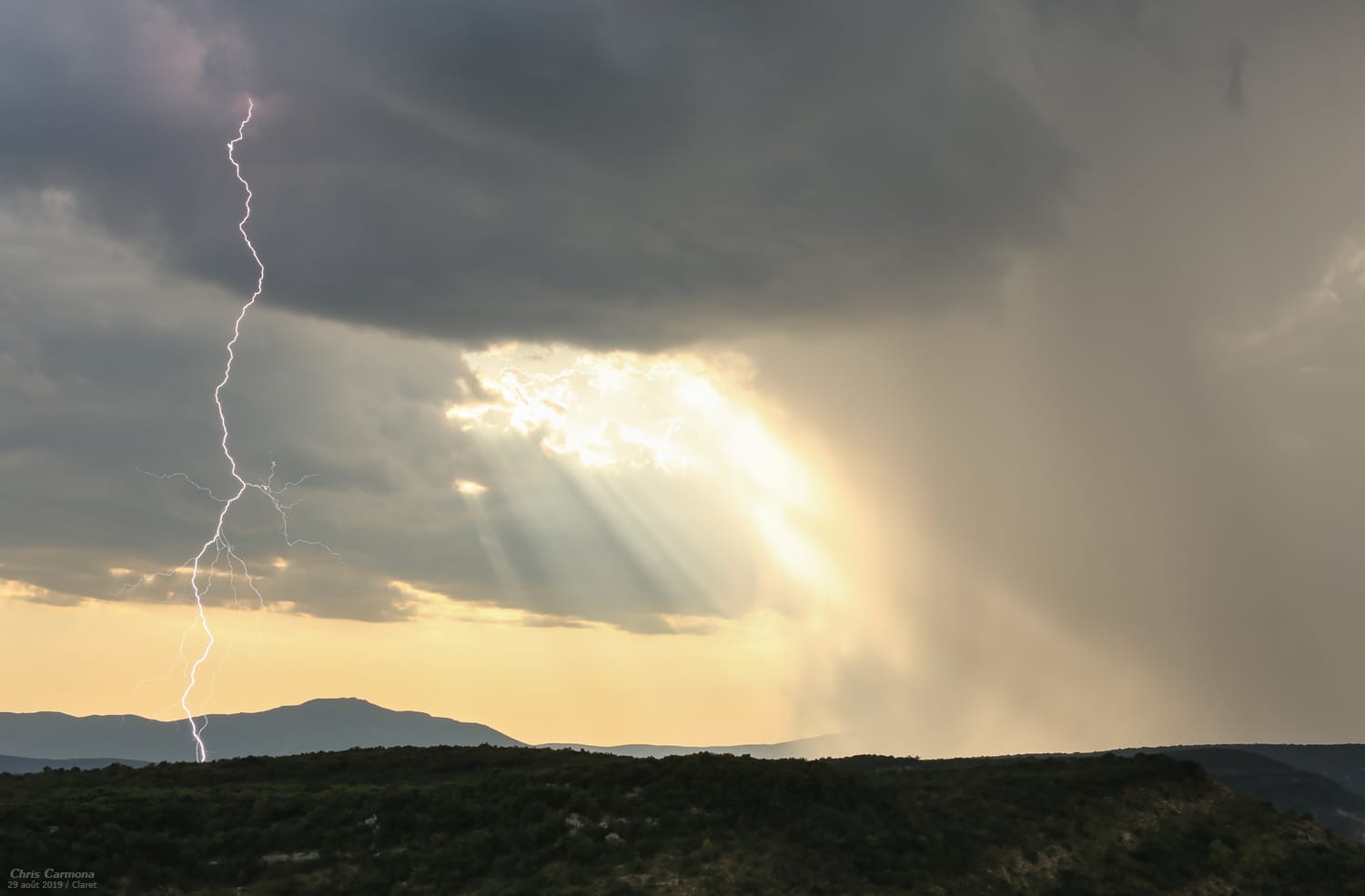 Orage isolé descendant des Cévennes sur le secteur de Ganges (34) lâchant quelques beaux impacts ramifiés bien à l'avant du rideau de précipitations. Ne (presque) jamais se fier uniquement aux radars... ce qui pouvait sembler mollasson et bien isolé dans la très forte chaleur ambiante était prolifique, bien agréable à observer ! - 29/08/2019 18:46 - Christian Carmona