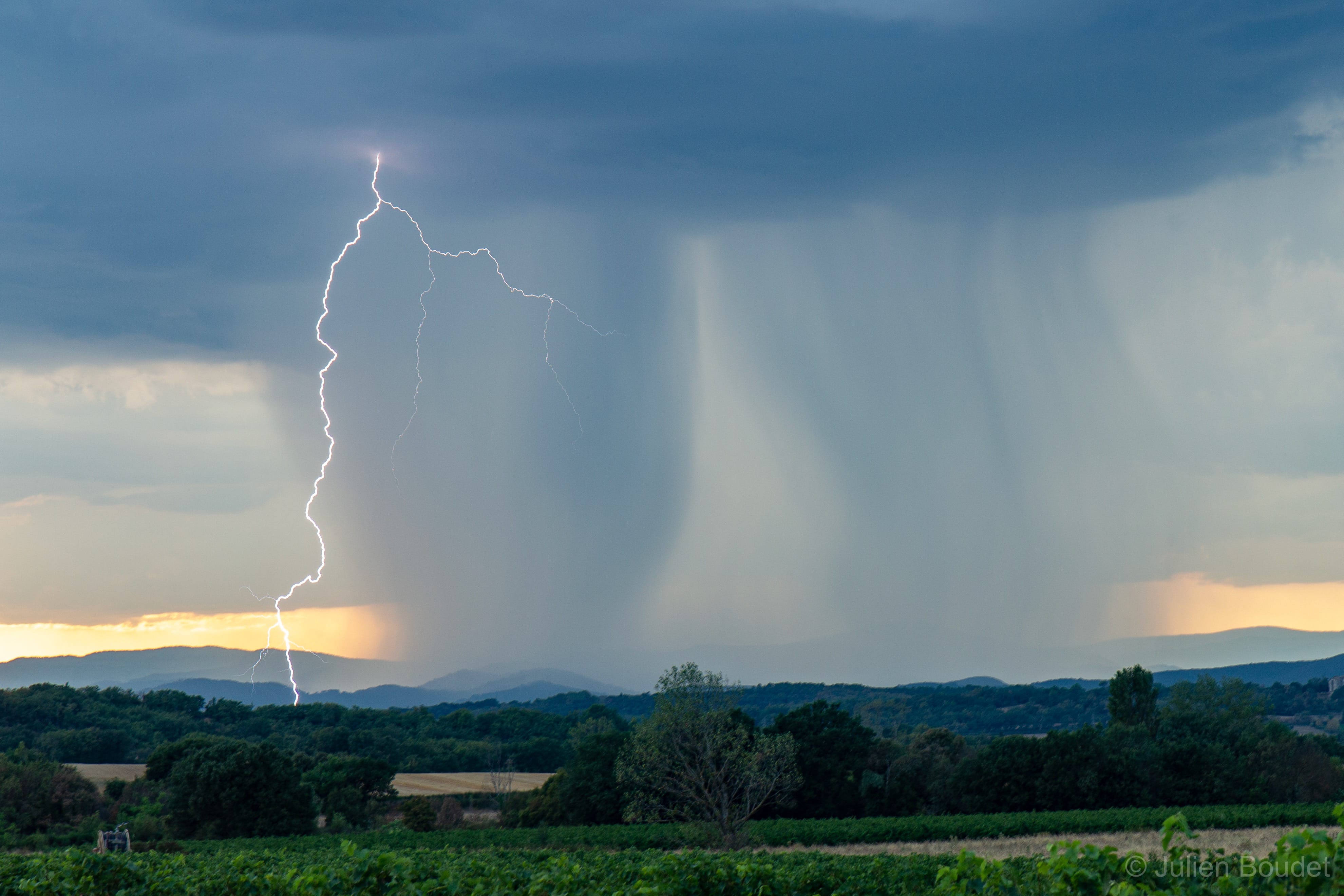 Vendredi 30 août. Une atmosphère lourde avec suffisament d’instabilité pour que quelques cellules se forment en fin de journée sur les Cévennes au nord d’Alès. Celles-ci se décalent légèrement vers l’Est (sur ma position).
Très peu d’activité électrique... Juste de quoi faire 2-3 photos dont celle-ci ! ???? - 30/08/2019 19:00 - Julien Boudet