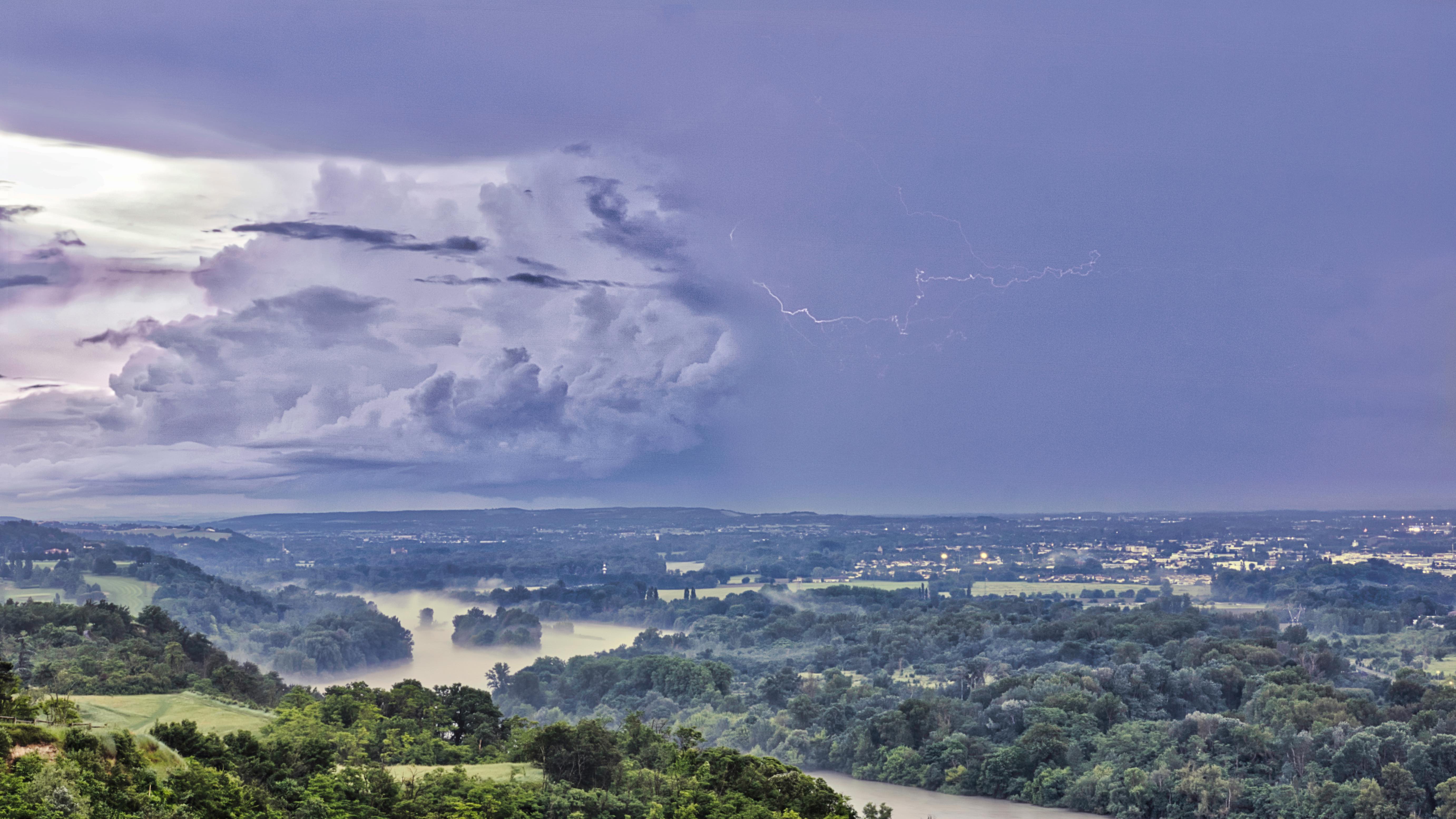 Vue depuis la colline de Pech David à Toulouse. Cette vue en direction des Pyrénées m'a permis de capter mon premier éclair de cette année et ce ciel chargé. - 30/05/2018 21:14 - Patrick Portes