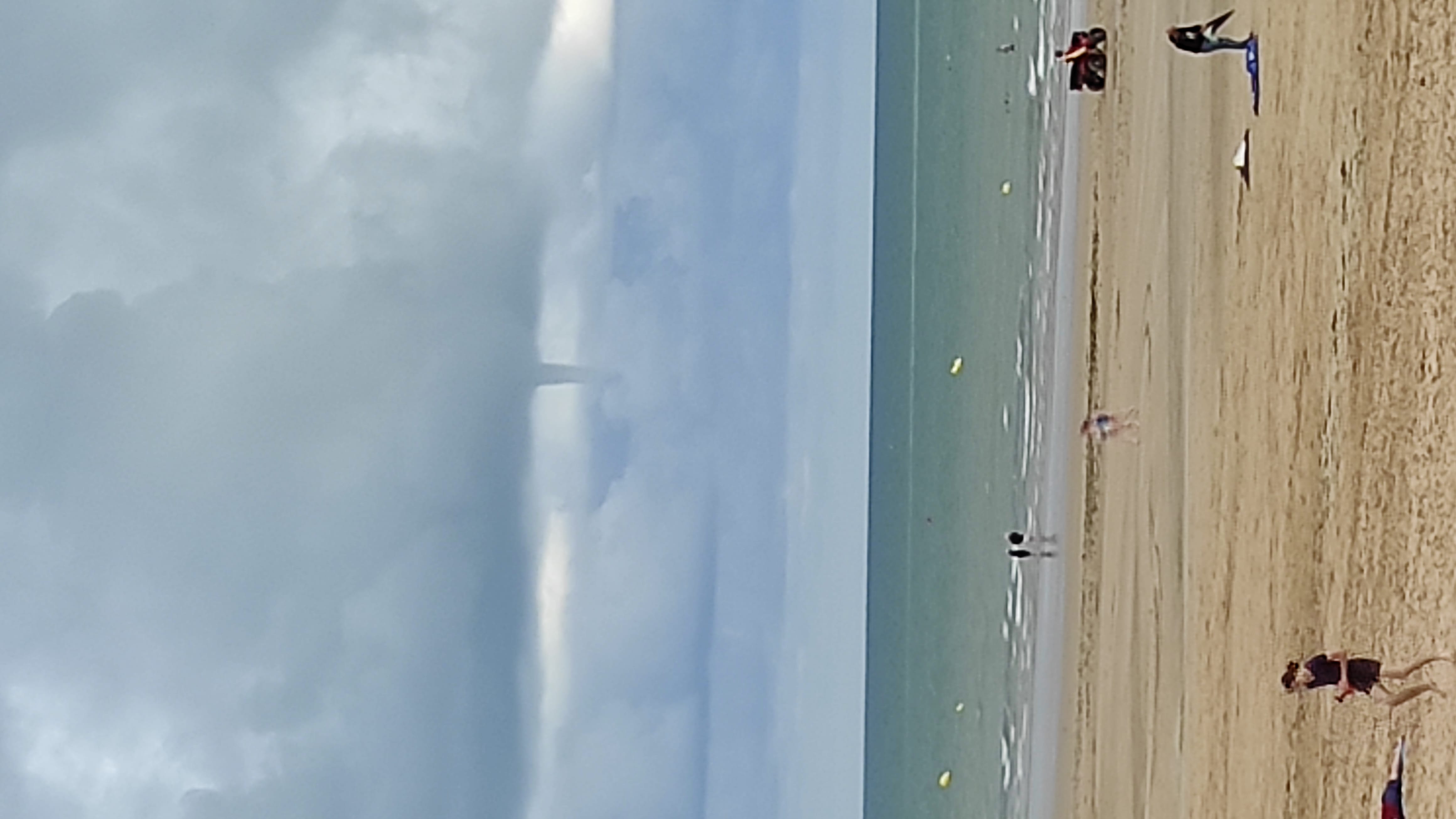 Voici une photo d'un tuba réalisait à Saint-Jean-de-Monts le 2 août 2021 à18h34
Le temps ne sembler pas orageux, mais la surprise a été rapide En voyant ce joli tuba aux dessus de la mer. - 02/08/2021 18:34 - Jérémy Lecam