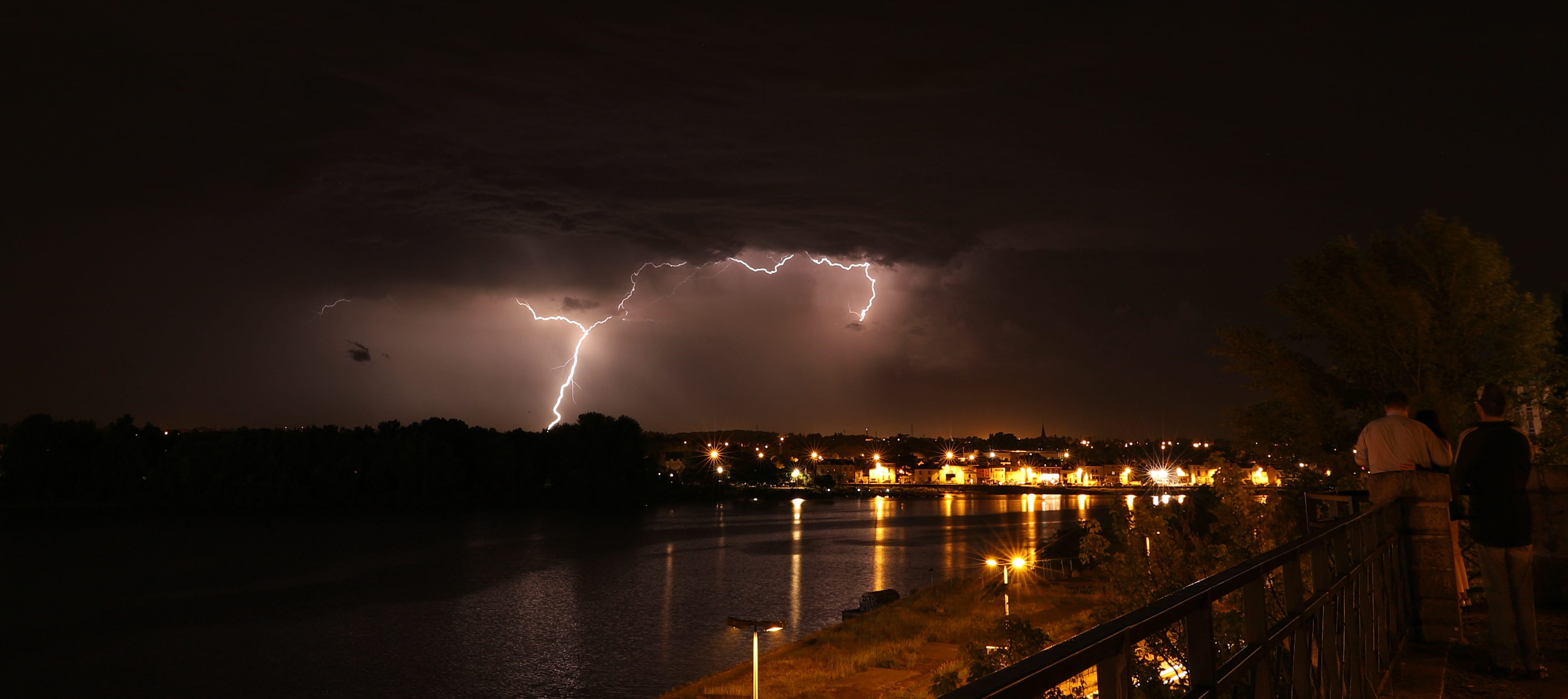 Le port de Trentemoult  vu de la bute Sainte Anne dans la nuit du 8 au 9 juin.
Forte activité orageuse au sud de Nantes aux alentour de minuit. 
Les passants ont pu observe un son et lumière de plus d'une heure. - 08/06/2018 23:44 - Marc Danielo