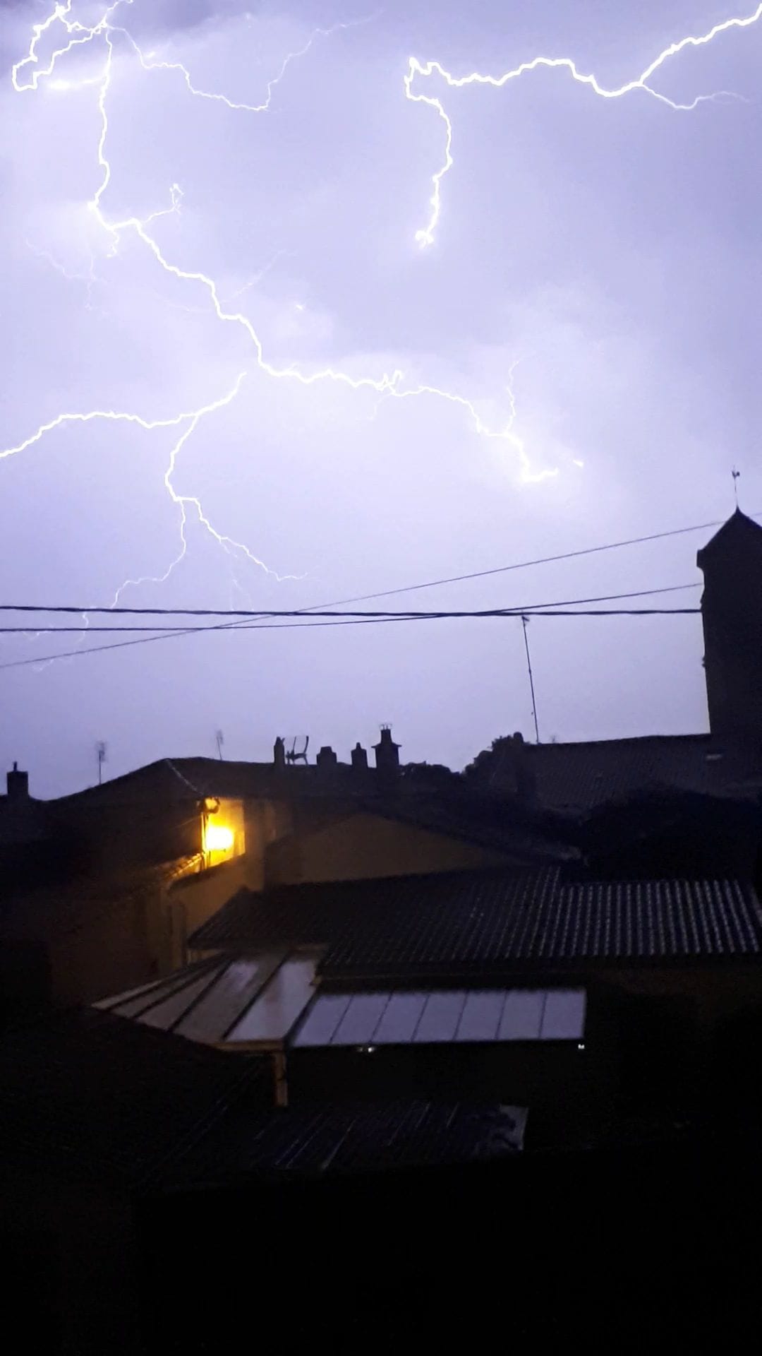 Éclairs nombreux audessus de beaurepaire en Vendée - 09/05/2020 23:30 - Thomas Goimet