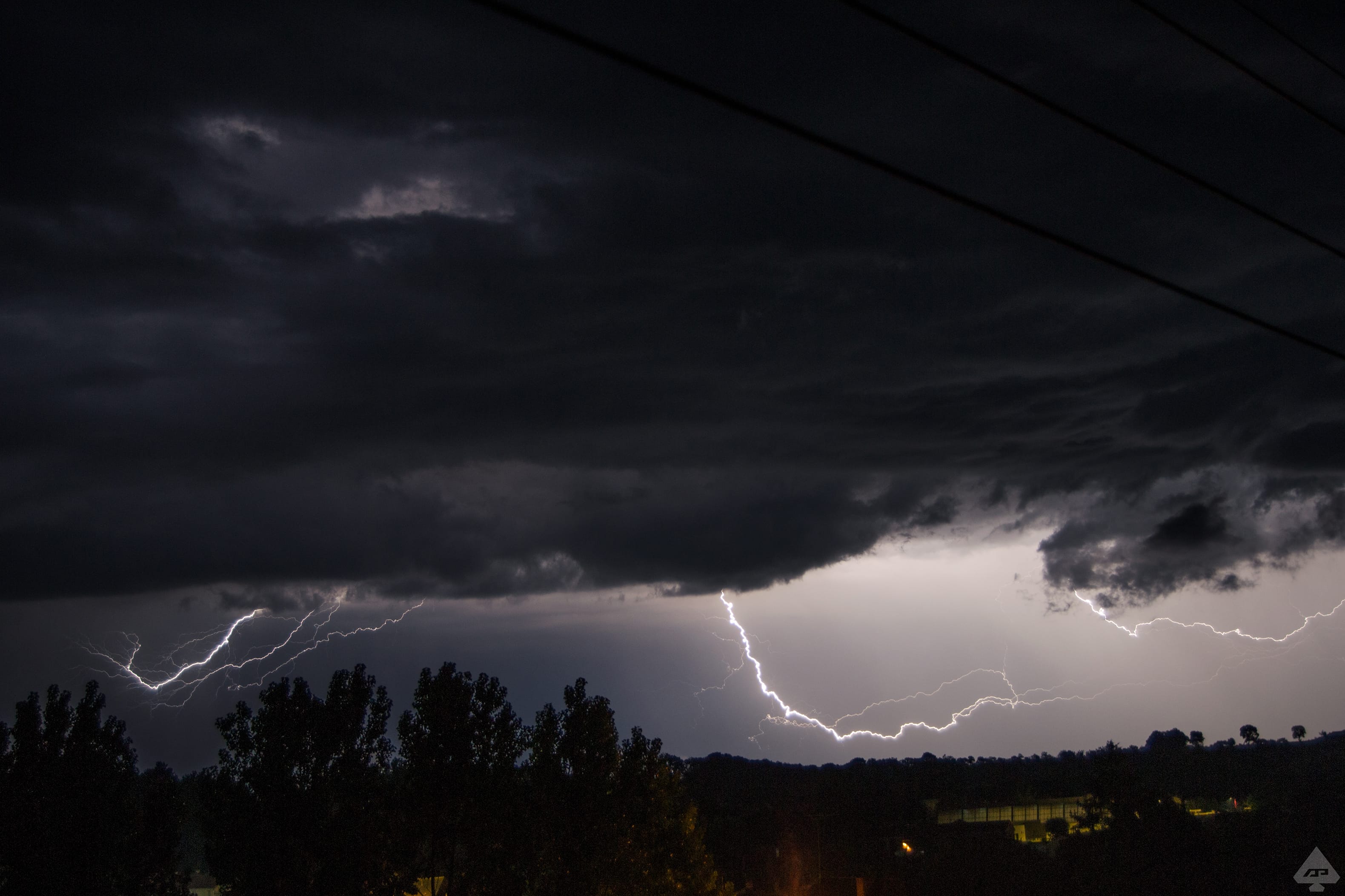 Un orage très électrique longeant la côte atlantique depuis la Charente-Maritime remonte sur la Vendée, puis fait son arrivée dans le Maine-Et-Loire aux alentours de 22h.
Ici, ce que l'on pouvait observer depuis Montfaucon-sur-Moine. Peu de coups de foudre mais beaucoup d'internuageux et d'intranuageux. - 09/05/2020 23:24 - Arnaud Phay