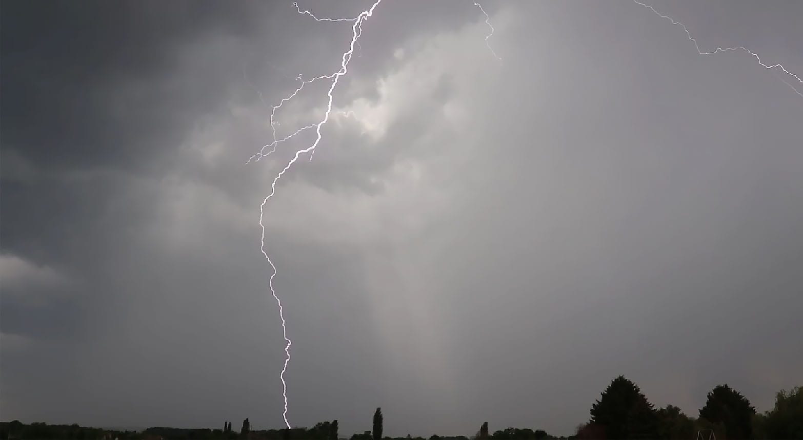 Impact de foudre au sein d'orages préfrontaux sur la Sarthe - 09/05/2021 16:30 - Alexis Derau