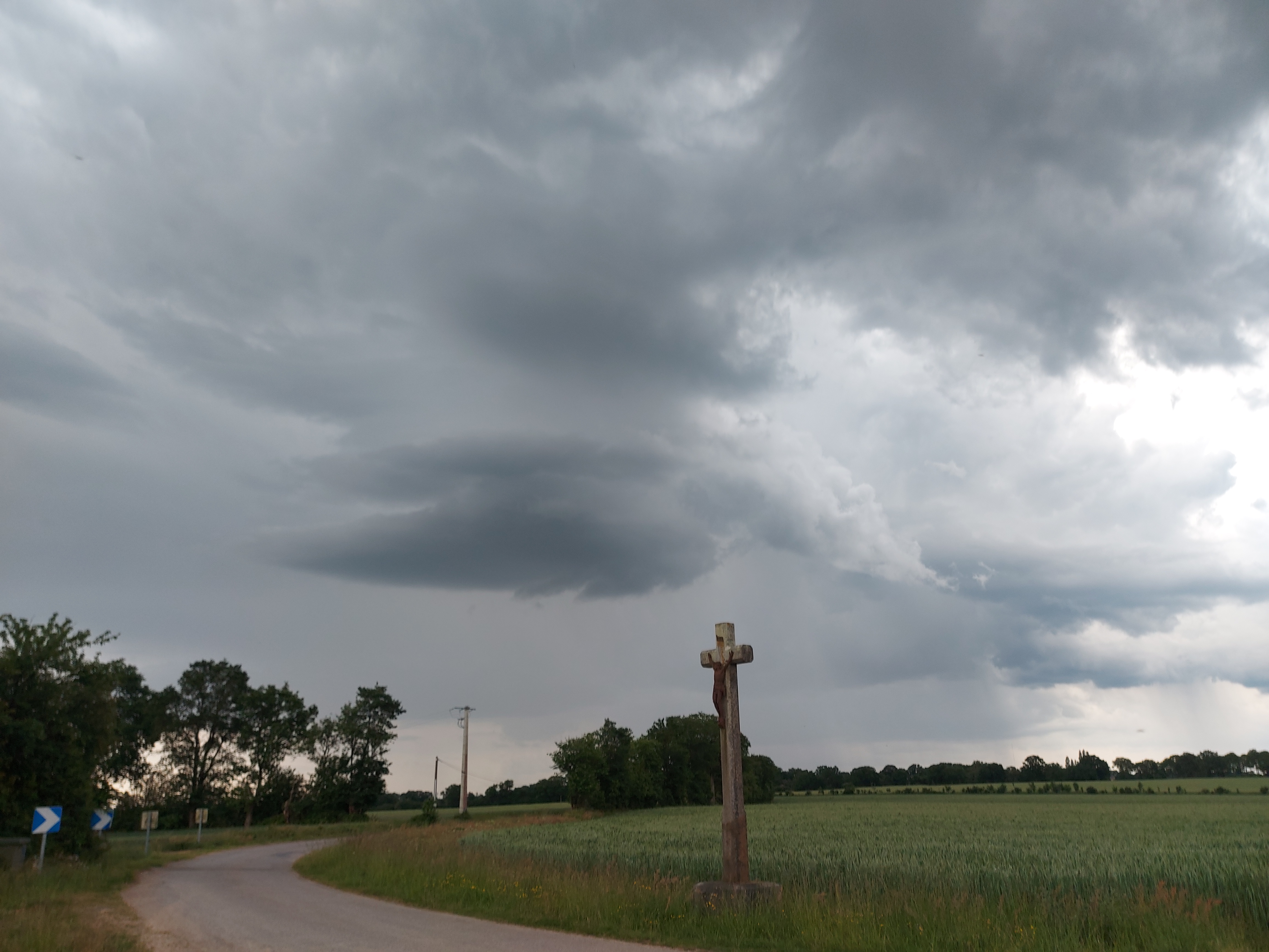 Supercellule née dans le secteur de Chateau-Gontier (53) remontant vers le nord-ouest avec un mesocyclone bien dessiné. - 09/05/2026 19:31 - Chevrier Séréna