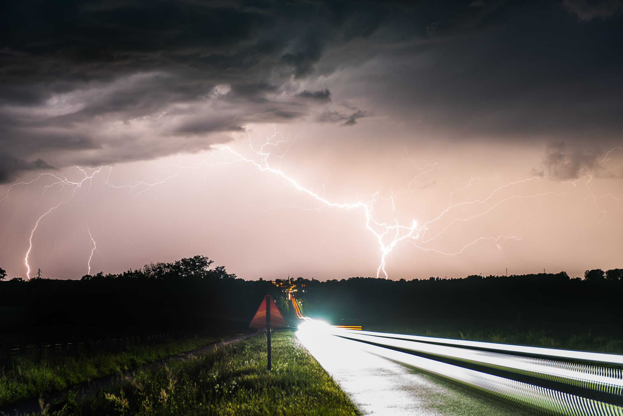 Petite traque improvisée pendant un week-end en famille, qui me permettra de mettre en image ces chutes de foudres tombées aux environs de la commune de Loigné-sur-Mayenne (Mayenne) (53) à l'arrière d'orages s'evacuant vers le nord.. - 09/05/2026 22:14 - Damien Victoire