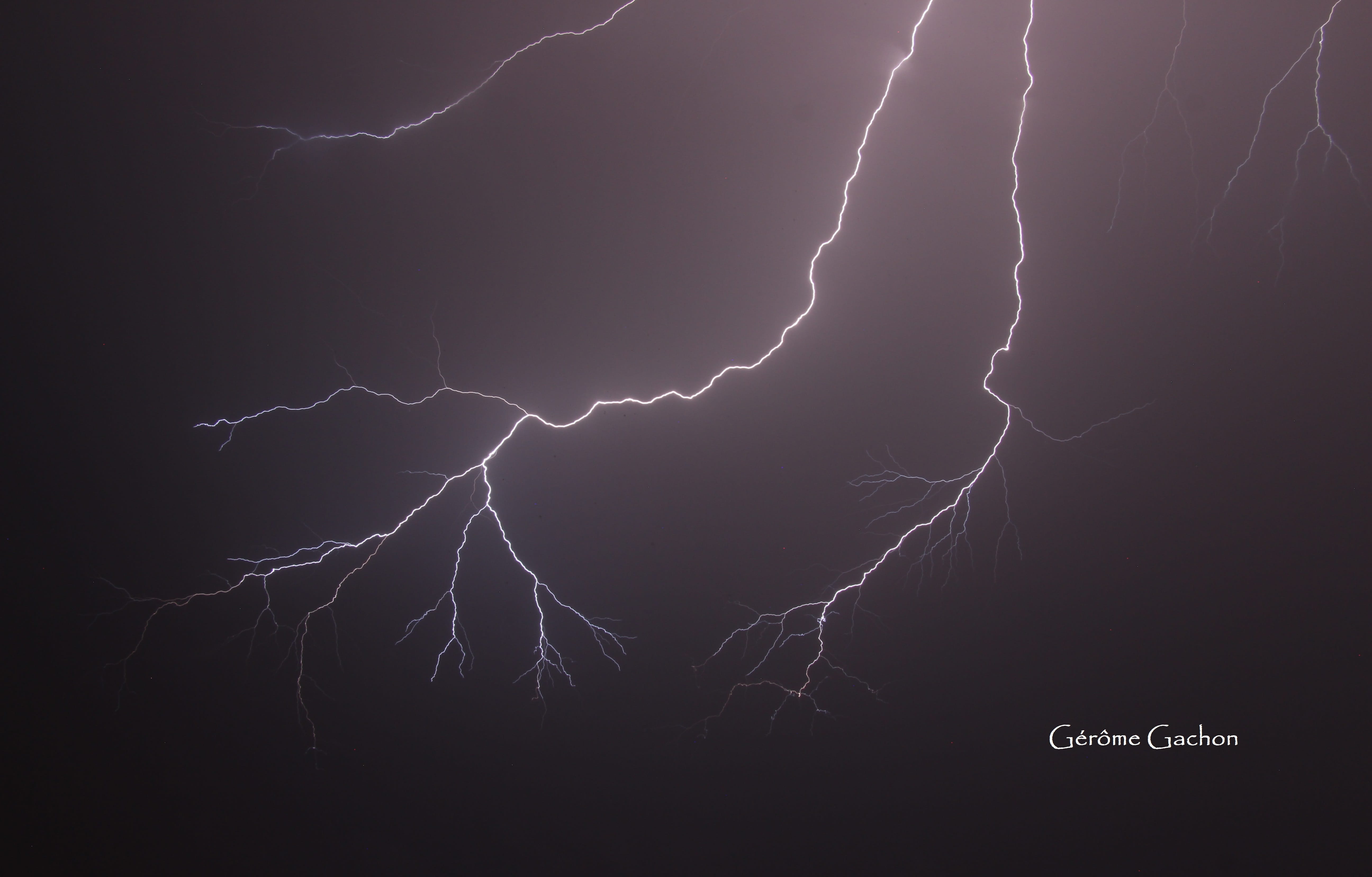 Cliché pris à domicile à Martinet, car oui confinement oblige, chasse d'orage à la maison. Beaucoup d’éclairs intranuageux se sont montrée, mais quelque internuageuse sont sortie du nuages pour mon plus grand plaisir. - 10/05/2020 02:00 - Gerome Gachon