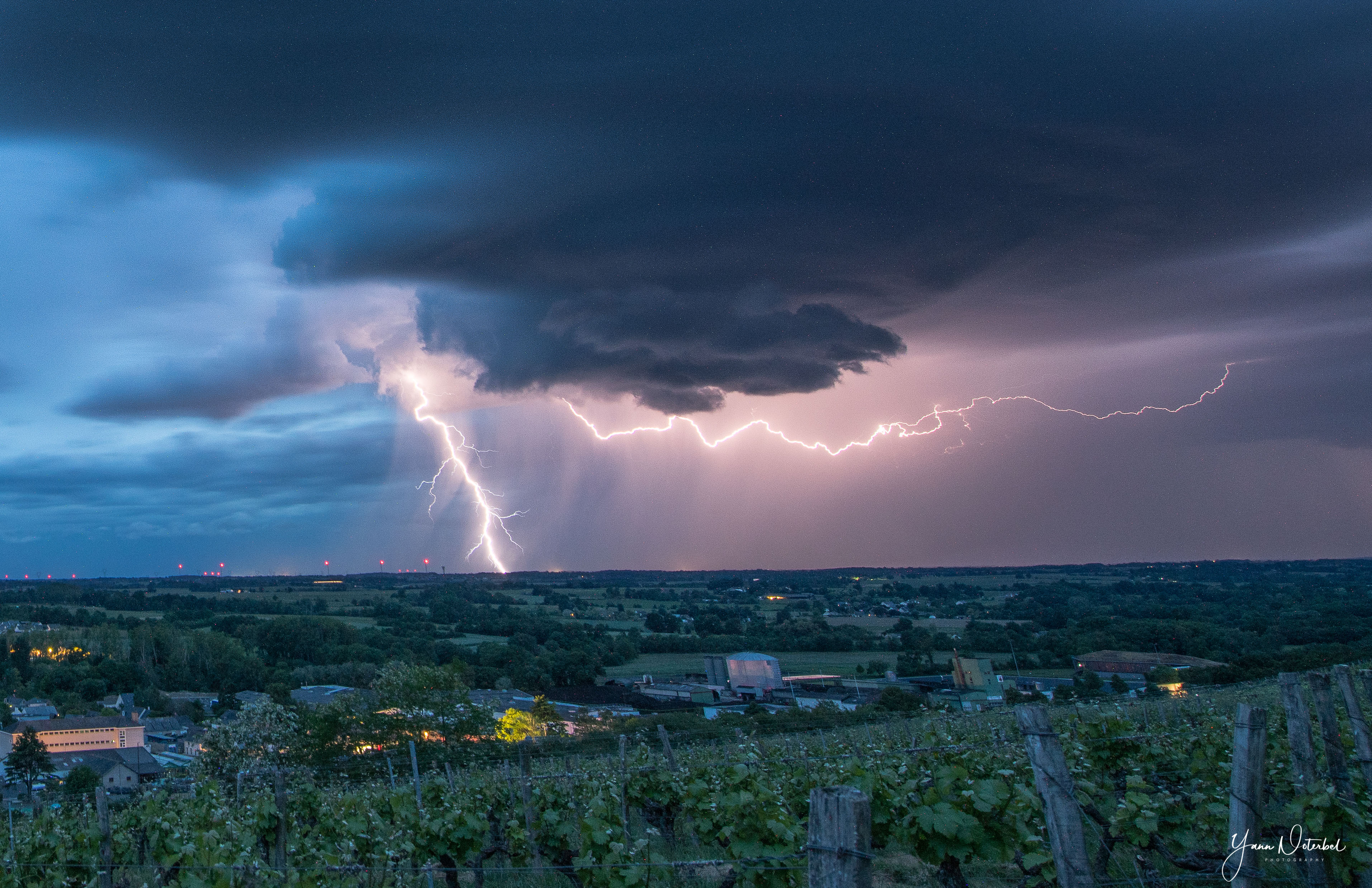 Dans l'Anjou samedi, la dégradation était dynamique avec un cisaillement bien marqué qui fera entrer en rotation quasiment chaque cellule orageuse. Décharges uniquement intra ou inter-nuageuse hormis quelques (trop) rares impacts nuages sol comme celui ci mais une journée kéraunique fort agréable ! - 10/05/2025 22:15 - yann LEBRETON