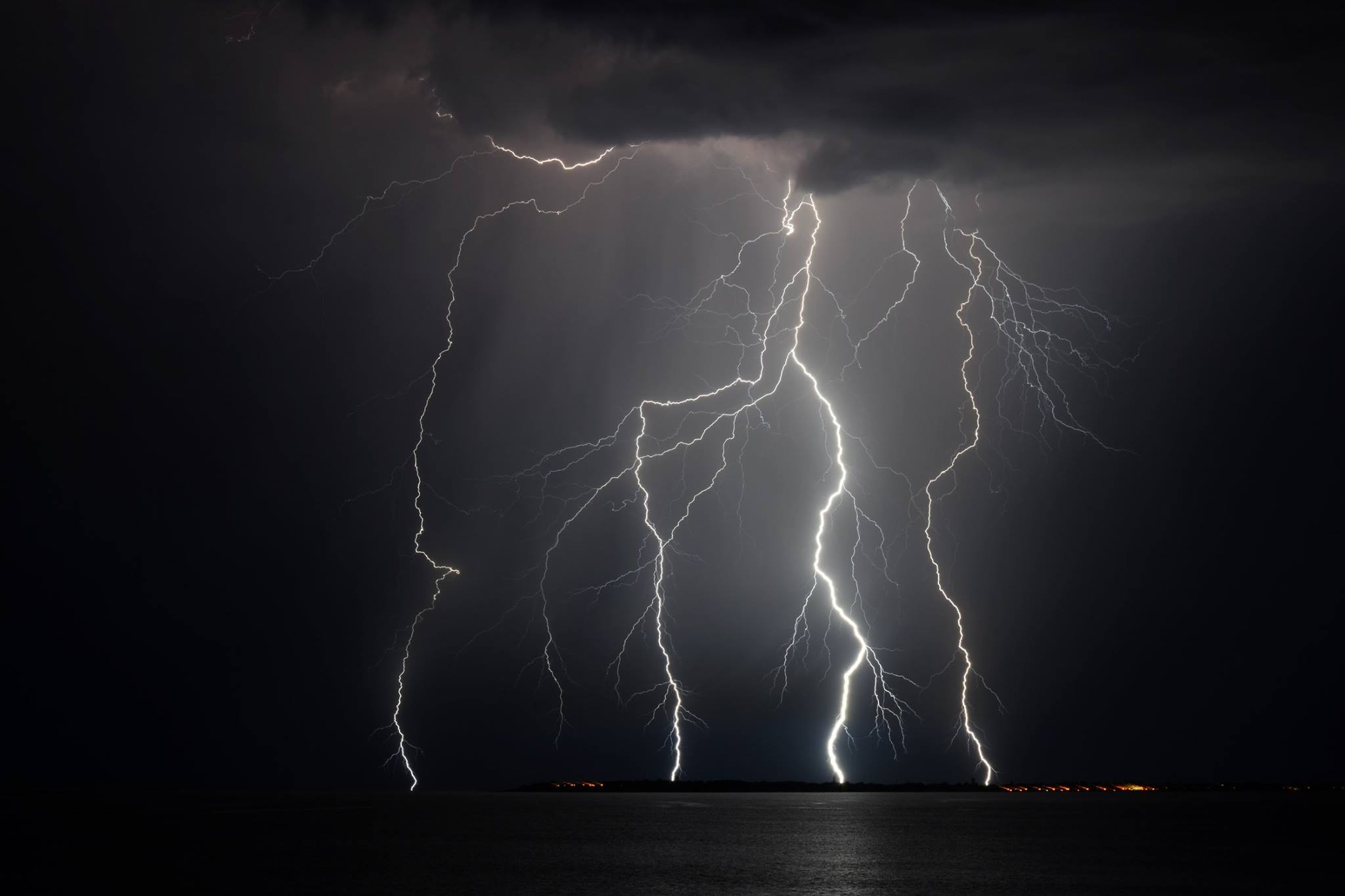 Une ligne orageuse s'est formée le long des côtes Vendéennes et de Loire-Atlantique ce mardi soir. Faiblement active mais d'une beauté sans nom.
Les impacts se situent en mer près de la Pointe du Croisic et dans les marais salants de Guérande.
Photo prise depuis la Pointe de Congrigoux à Pornichet. On y distingue la pointe de Penchâteau au Pouliguen. - 13/06/2017 23:00 - Maxime HUGUET