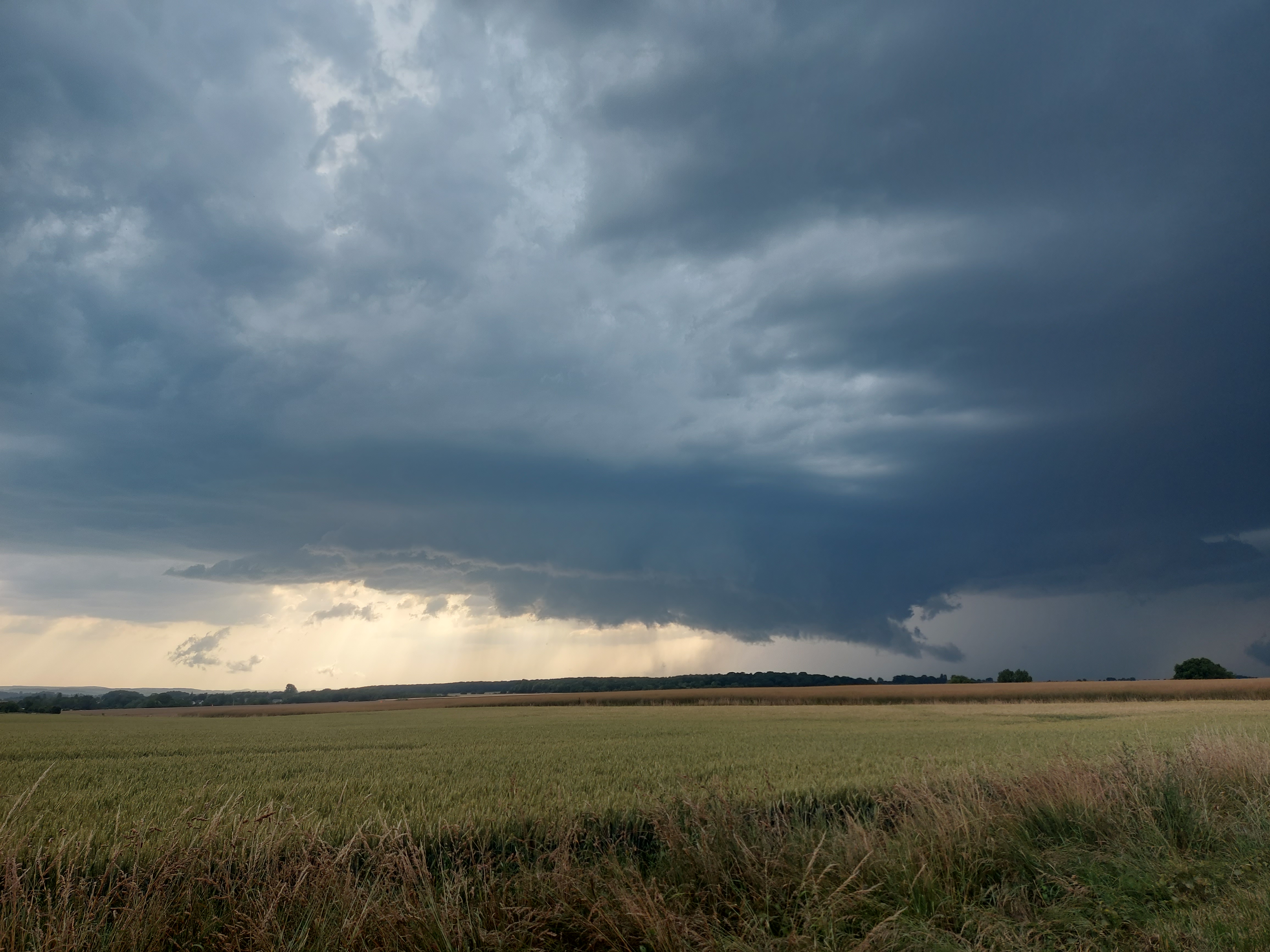 Une autre supercellule se formant à côté de la supercellule HP avec une base, voire même un mesocyclone bien structuré. Il y a eu une rotation bien visible à l'œil nu et des abaissements. - 13/06/2025 18:52 - Séréna Chevrier