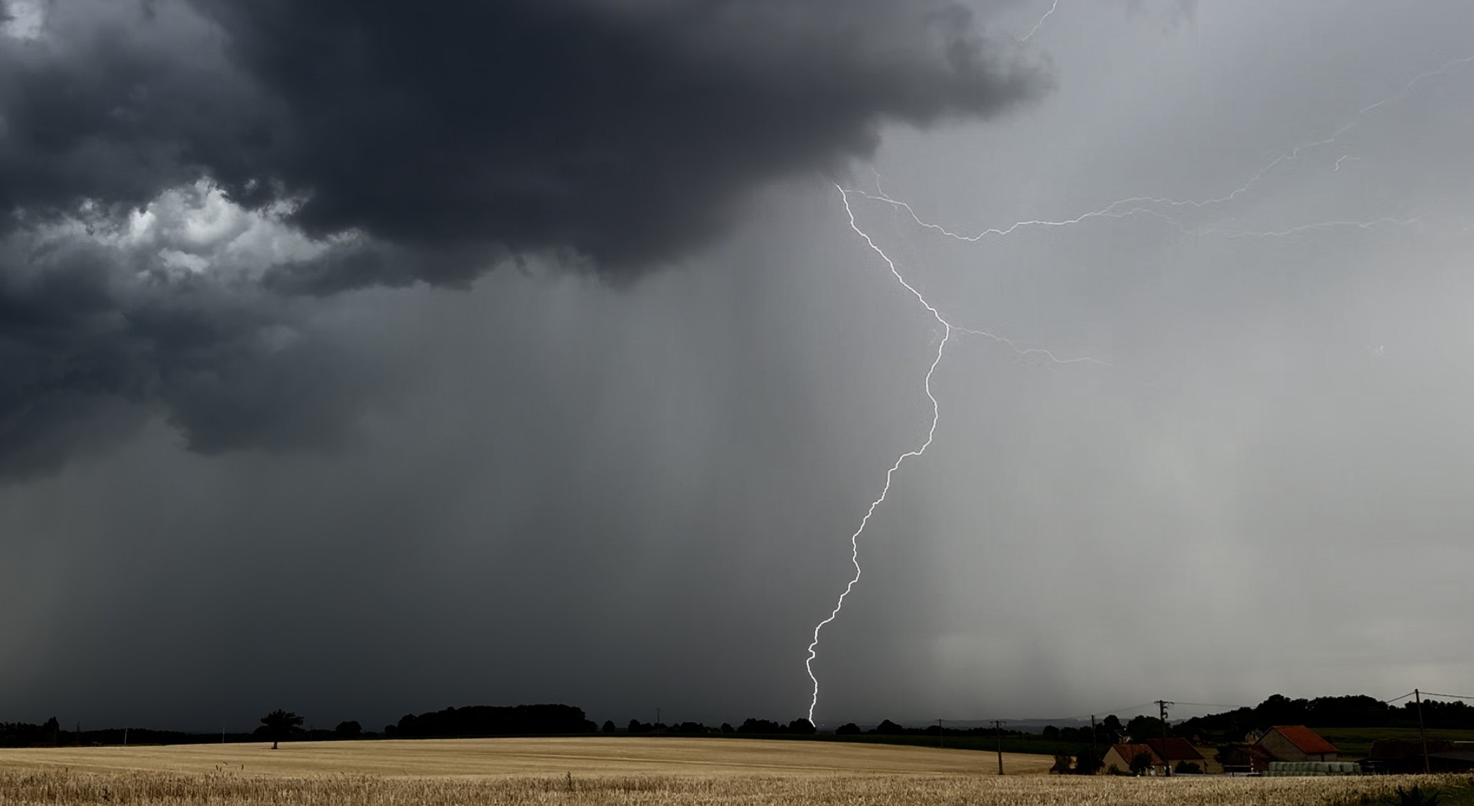 Photo d’éclairs et d’un orage à Luché Pringé en Sarthe - 14/07/2025 17:50 - Alison Gueret