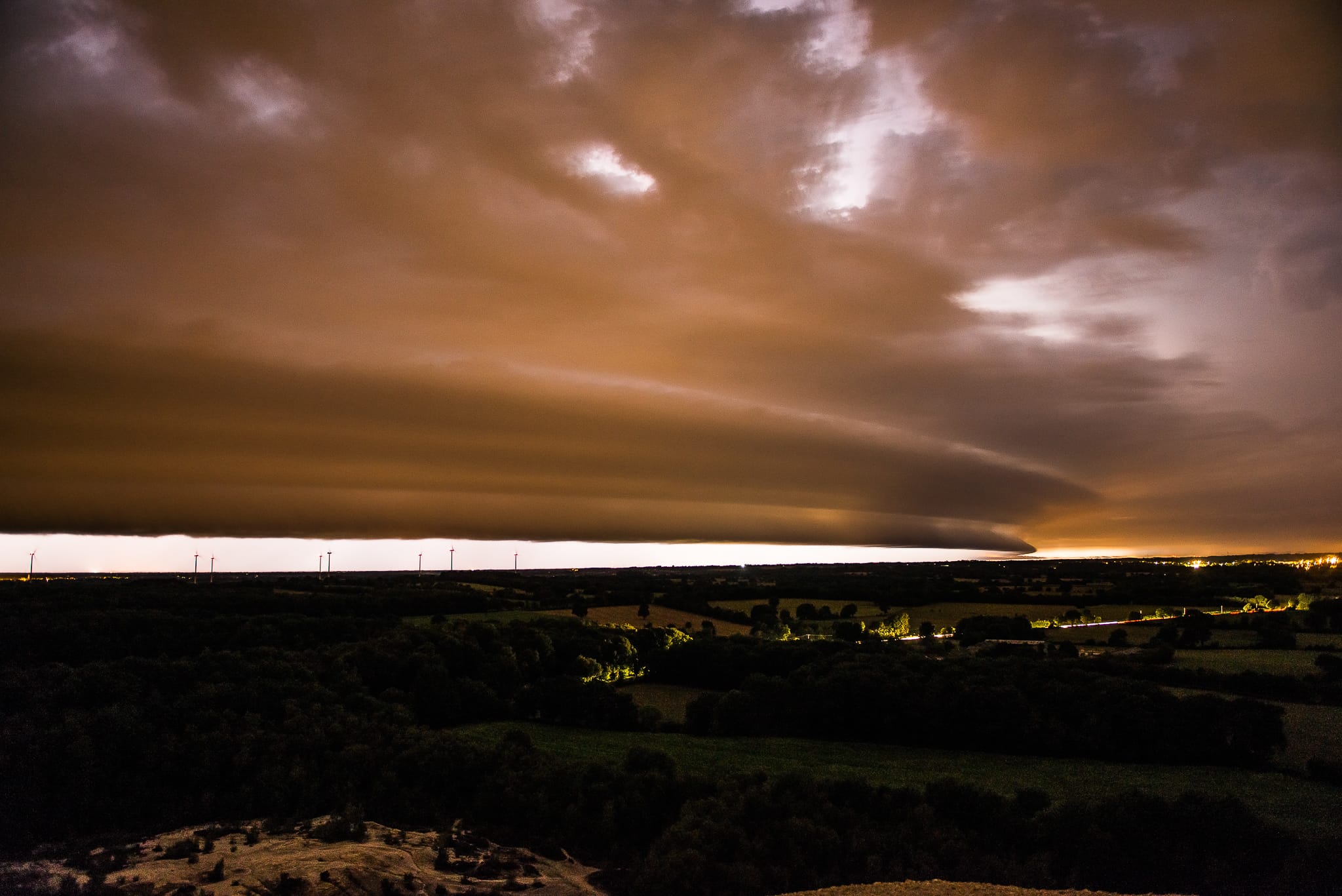Traque du 16 Août 2020, 00:30 ;

:Arcus photographié à seulement quatorze kilomètres au sud de ma position à l'avant d'une ligne orageuse ayant pris naissance en fin d'après midi la veille sur les Asturies & la Cantabrie (Espagne).

:Photographie prise depuis le sommet du terril d'Abbaretz (Loire-Atlantique) (44).

:Si vous souhaitez en voir plus: https://damienvictoire.photos/ - 16/08/2020 00:30 - Damien Victoire