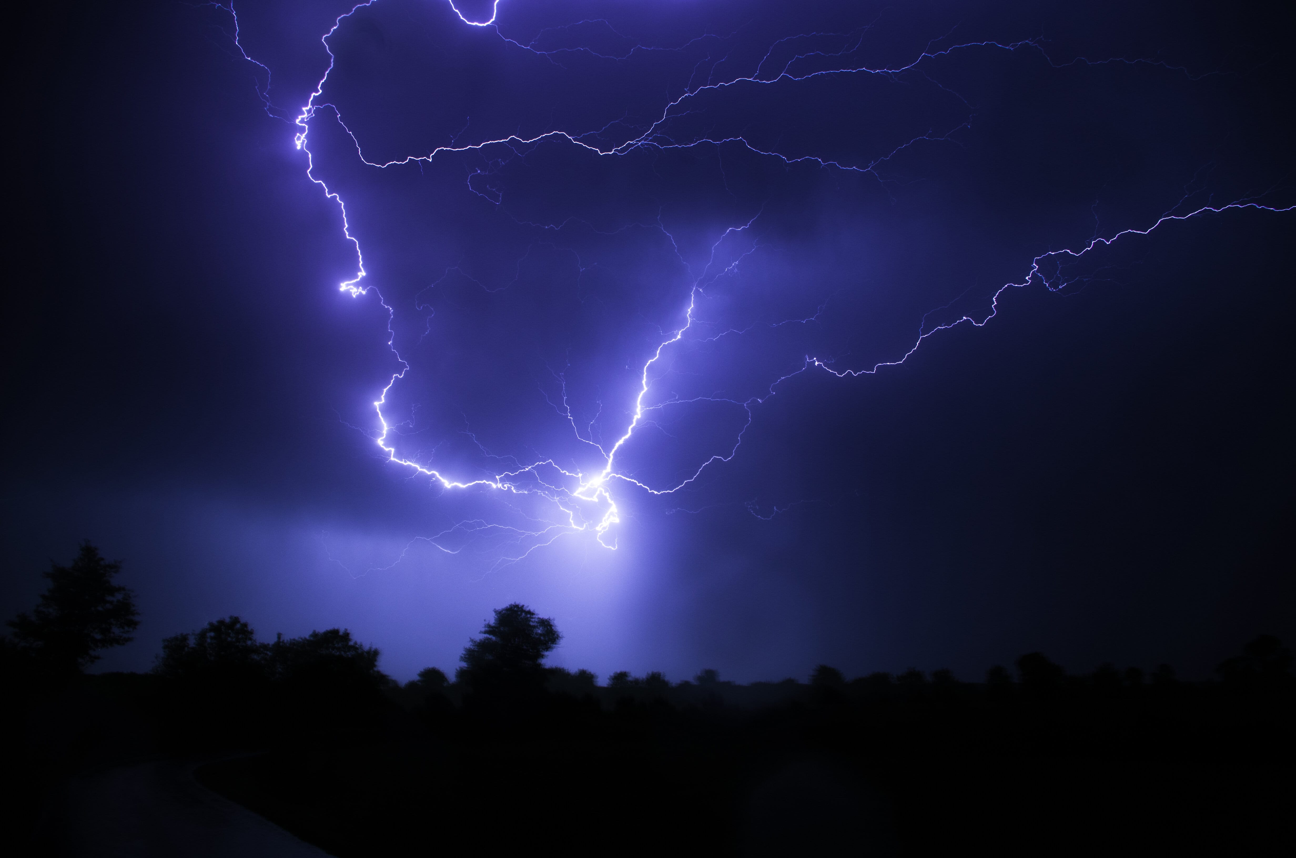 Orage de nuit dans la campagne à 30 km au nord de Nantes - 16/08/2020 00:14 - Frédéric GATELET
