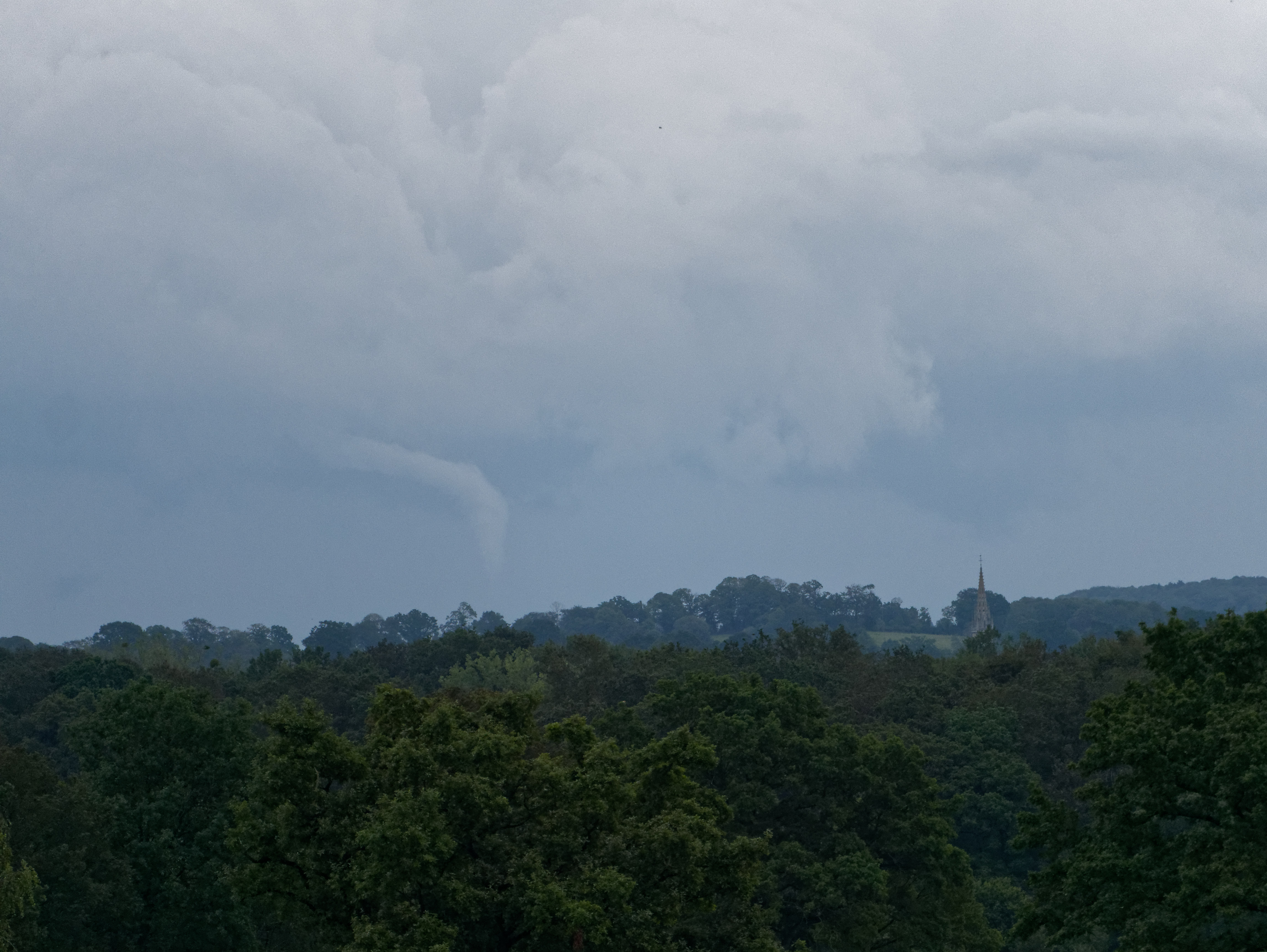 Suite de la tornade de Juvigné (53). Quelques minutes plus tard, un tuba esthétique se forme et s'évapore rapidement. - 17/09/2023 17:40 - Nicolas Bodin