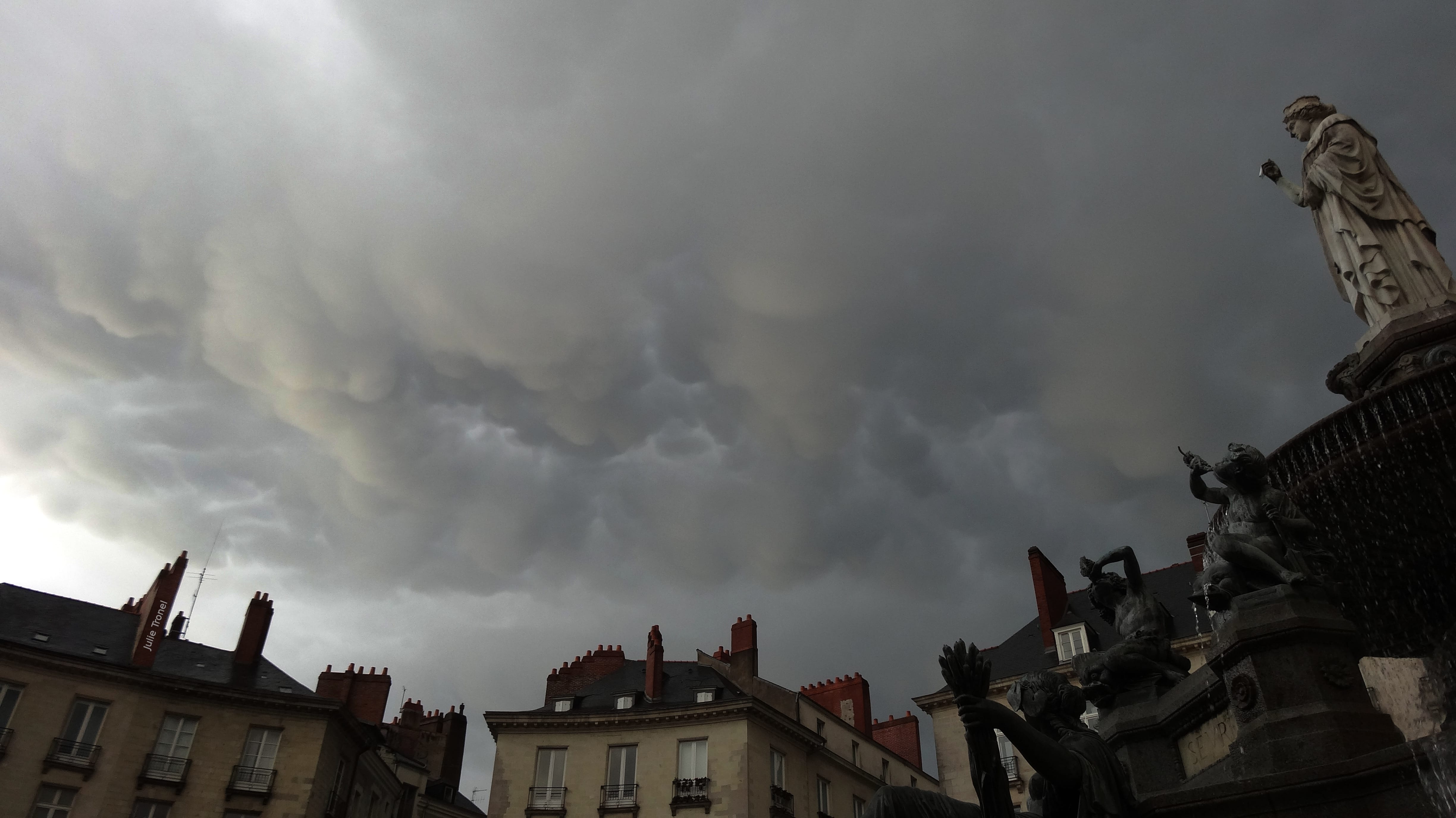 Mammatus en fin d'après-midi vus depuis la place Royale de Nantes. - 19/09/2020 00:00 - Julie Tronel