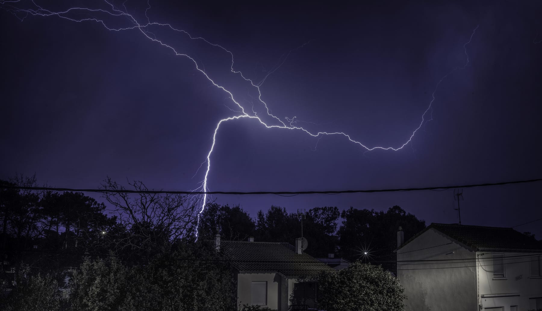 Passage d'un orage "rapide" moins de cinq minutes. En face de l'ile de ré. - 20/04/2019 21:39 -  U's