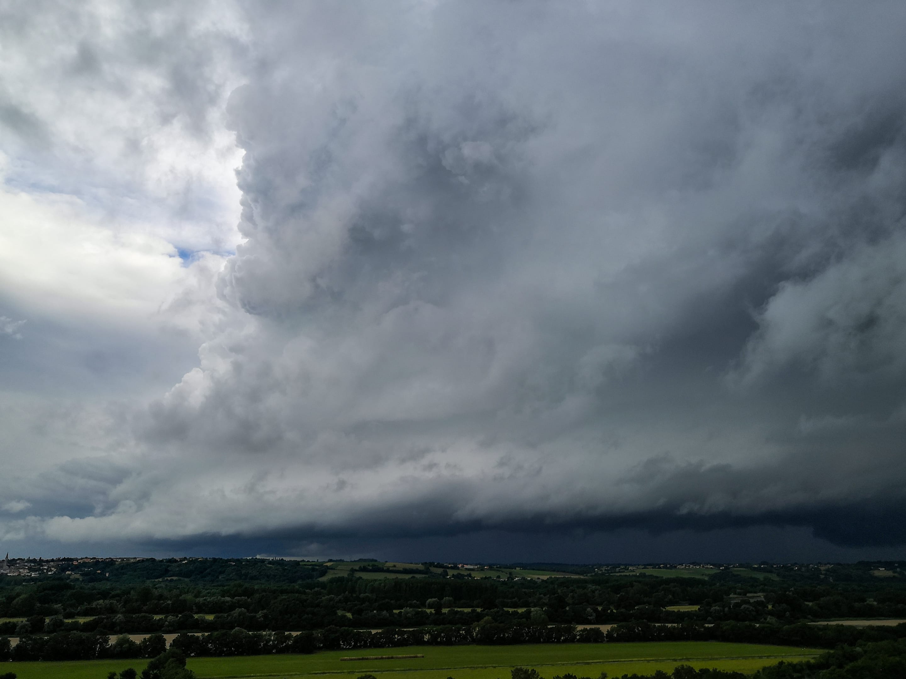 Orage aux allures de supercellule en fin d'après-midi. Arcus, forte pluie, rafales de vent, éclair positif... - 20/06/2021 18:03 - Clément CLAVURIER