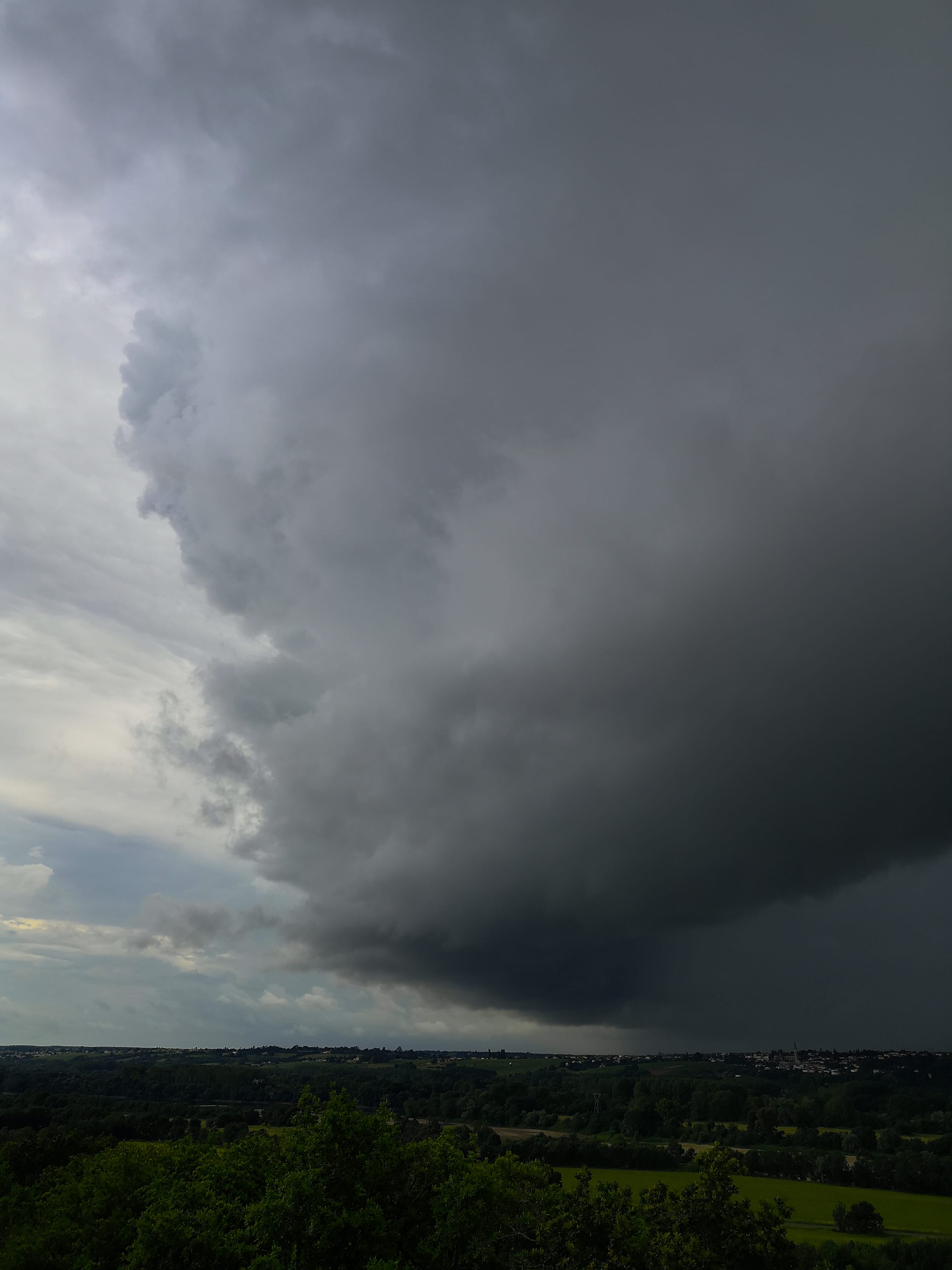 Orage aux allures de supercellule en fin d'après-midi. Arcus, forte pluie, rafales de vent, éclair positif... - 20/06/2021 18:13 - Clément CLAVURIER