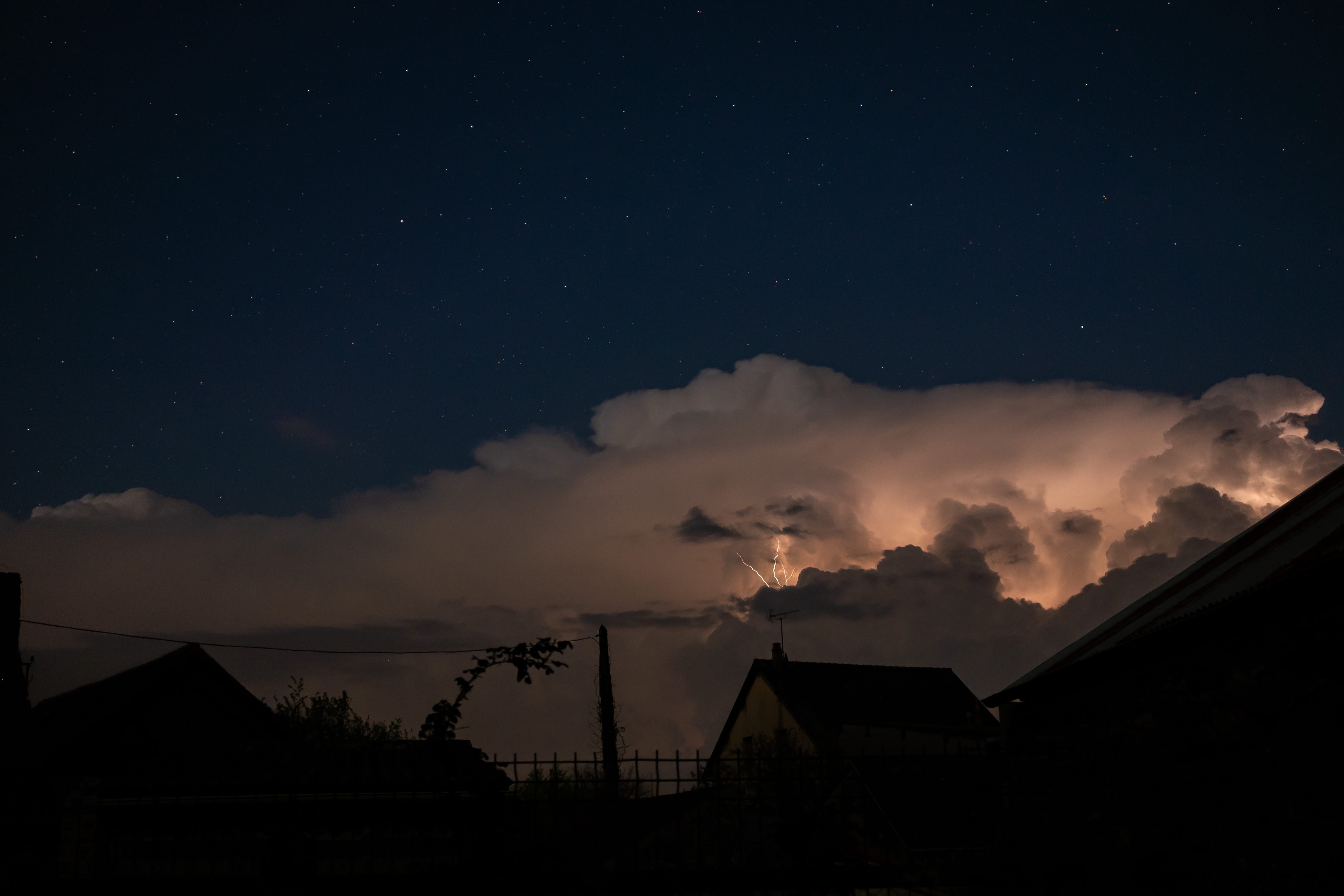 Eclair montant pendant l'orage nocturne du 21 avril entre Pays de Loire et Normandie - 21/04/2018 22:37 - Pierre-Yves Filleaudeau