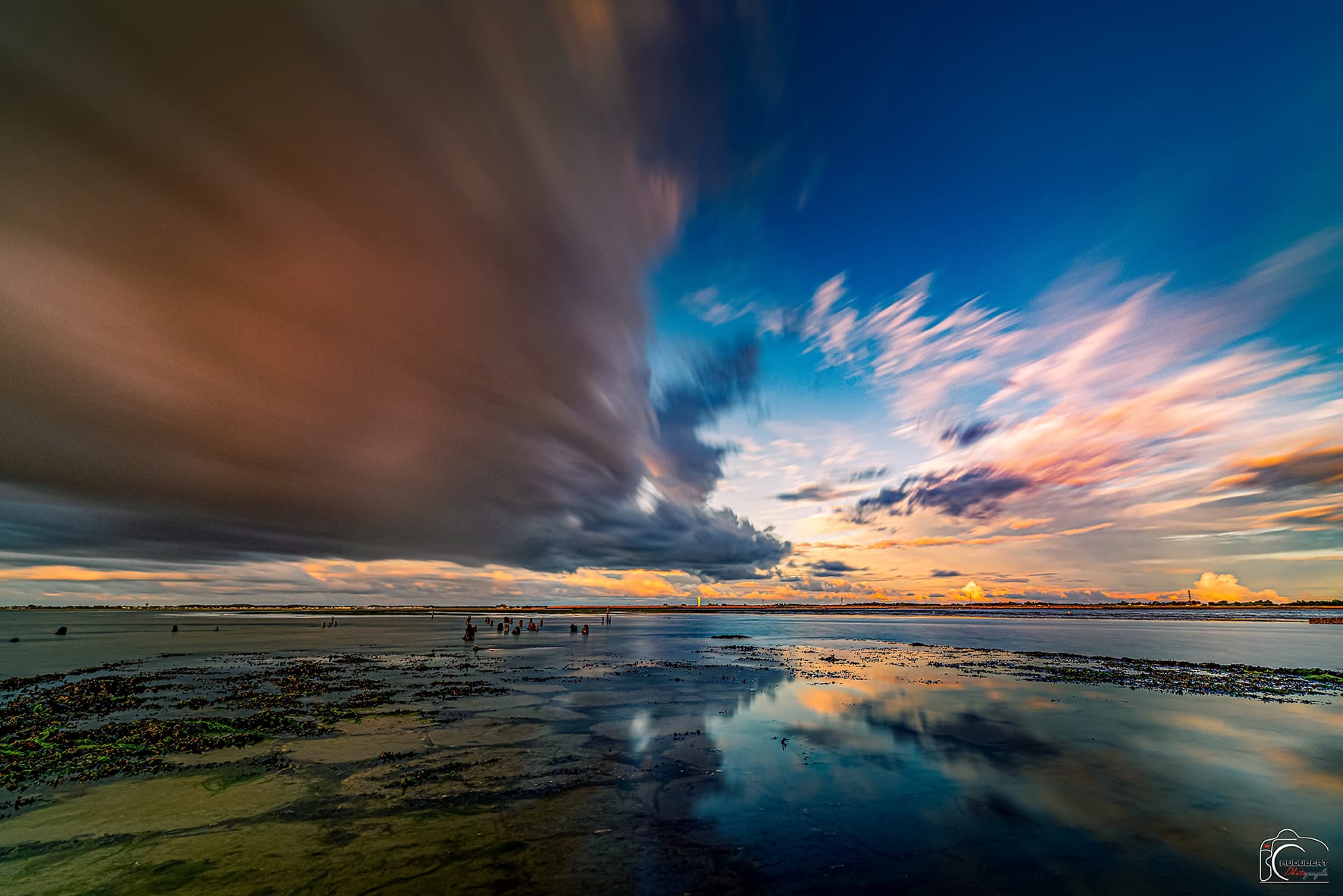 Un ciel bien orageux sur le passage du Gois du côté de Barbâtre sur l'ile de Noirmoutier - 21/06/2021 06:45 - Grégory Audubert