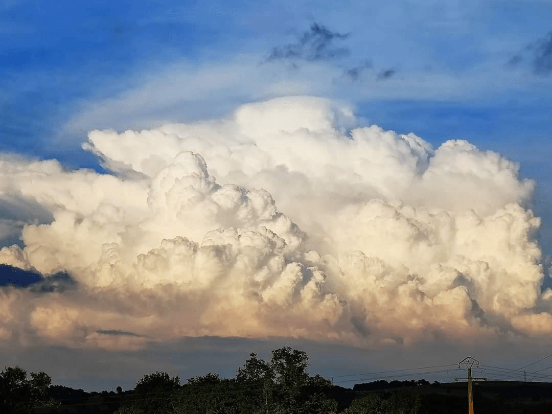 Belle instabilité orageuse en direction de l'Anjou ce mardi soir.
Cliché photographié depuis Saint Laurent-Sur-Sèvre (Vendée). - 21/06/2022 19:00 - Yohan JADEAU