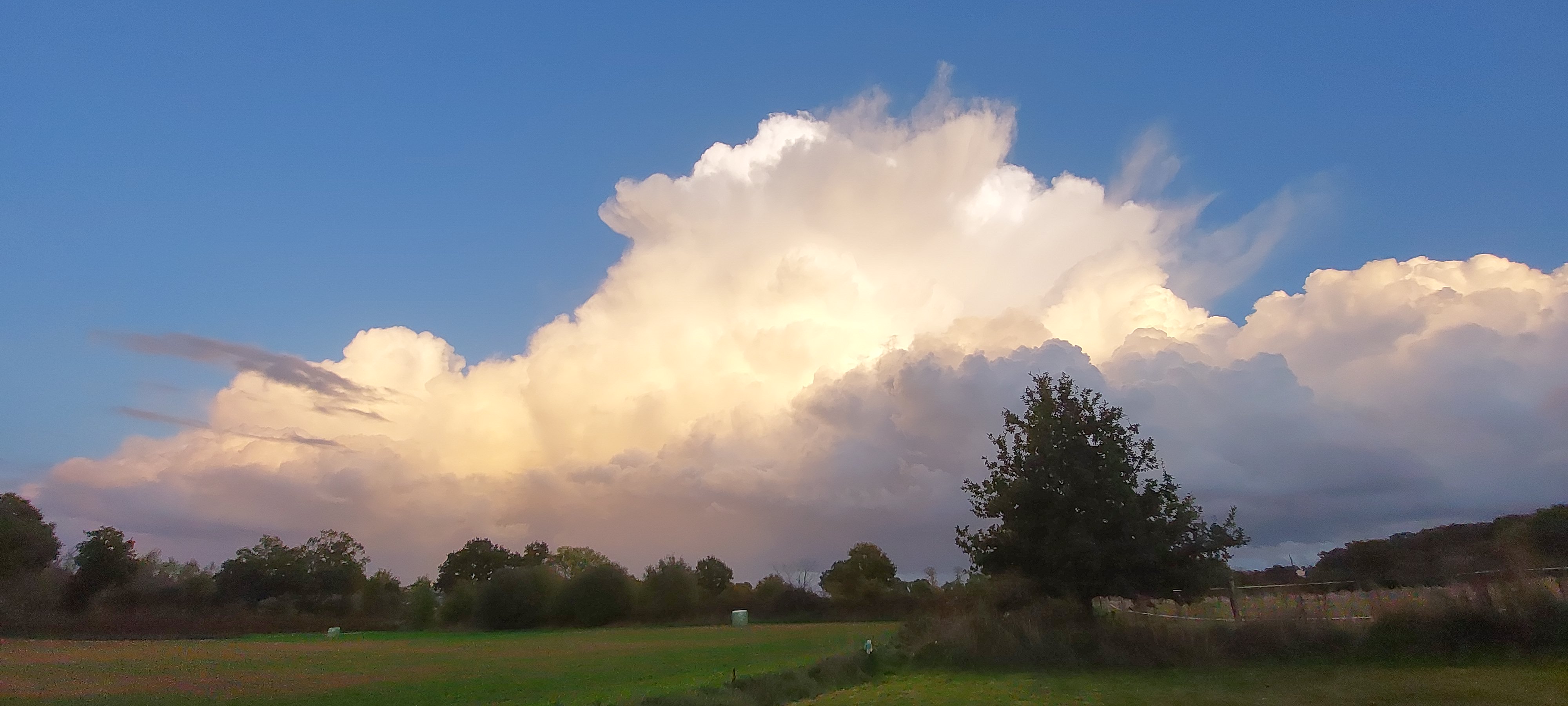 Nuage d'orage un soir d'octobre 2022 - 21/10/2022 19:24 -  Pinçon