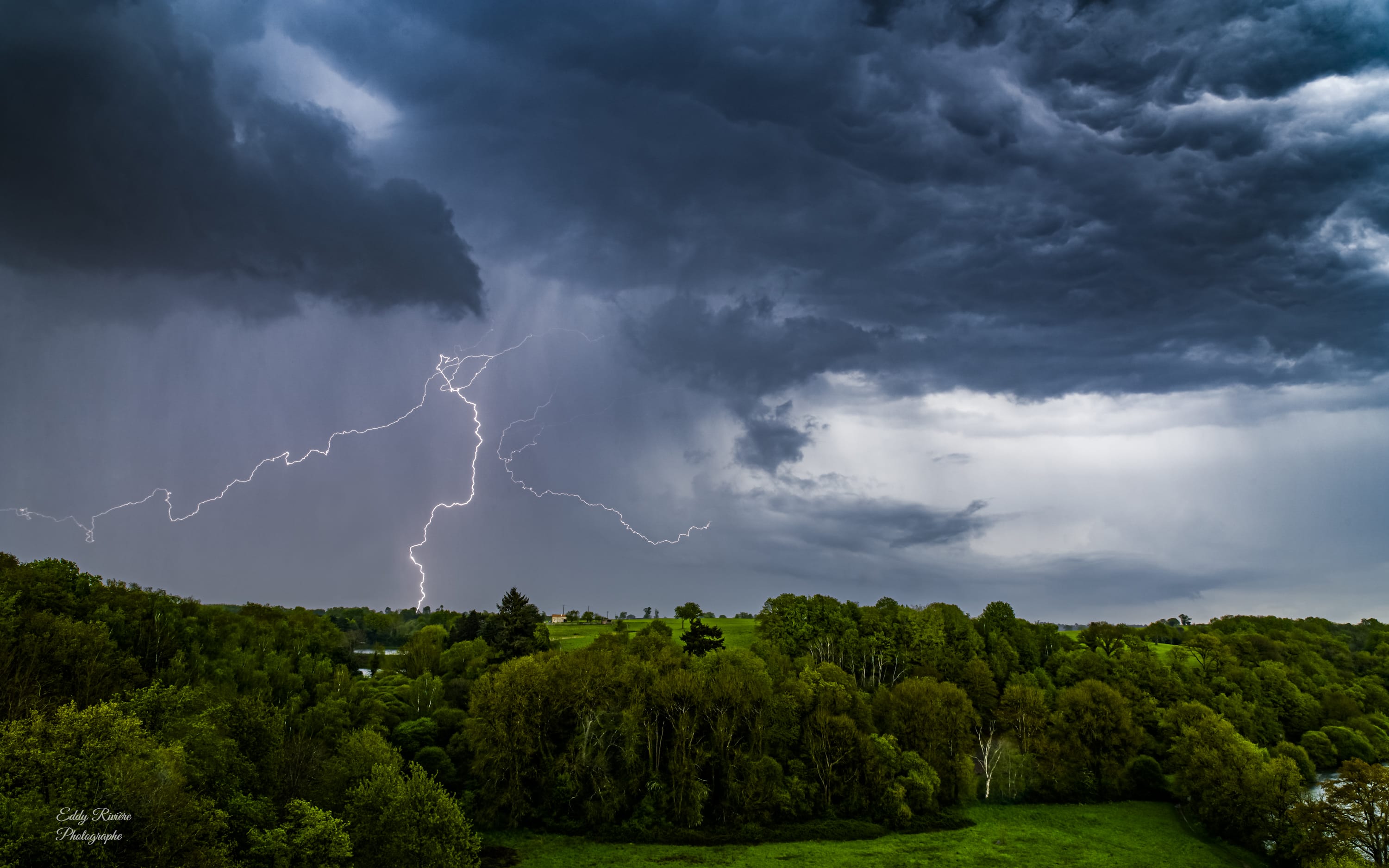 Bel orage entre Vendée et Maine et Loire dimanche en fin d'après midi. - 24/04/2022 00:00 - Eddy RIVIERE