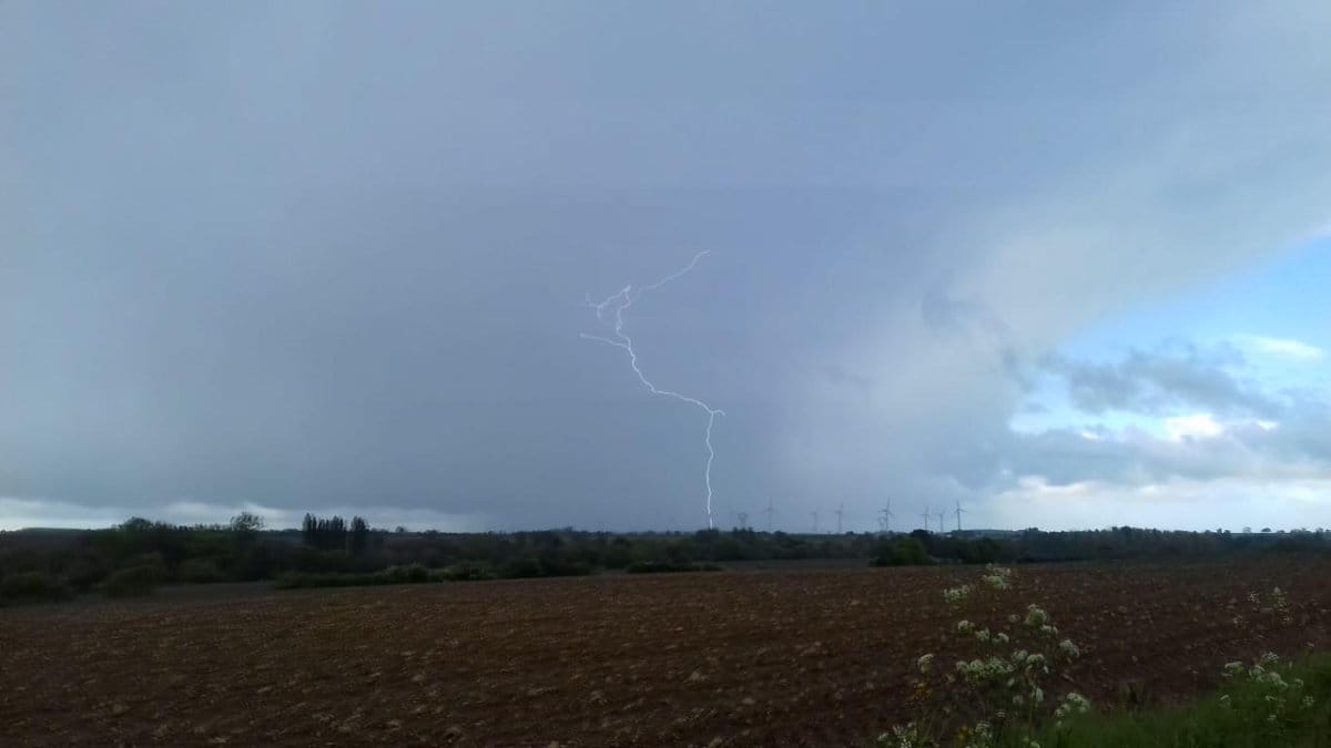 Impact de foudre sur Luçon vu de bessay lors du passage d'une cellule orageuse. Journée de traîne active - 24/05/2019 10:30 - Sofiane Bourichi