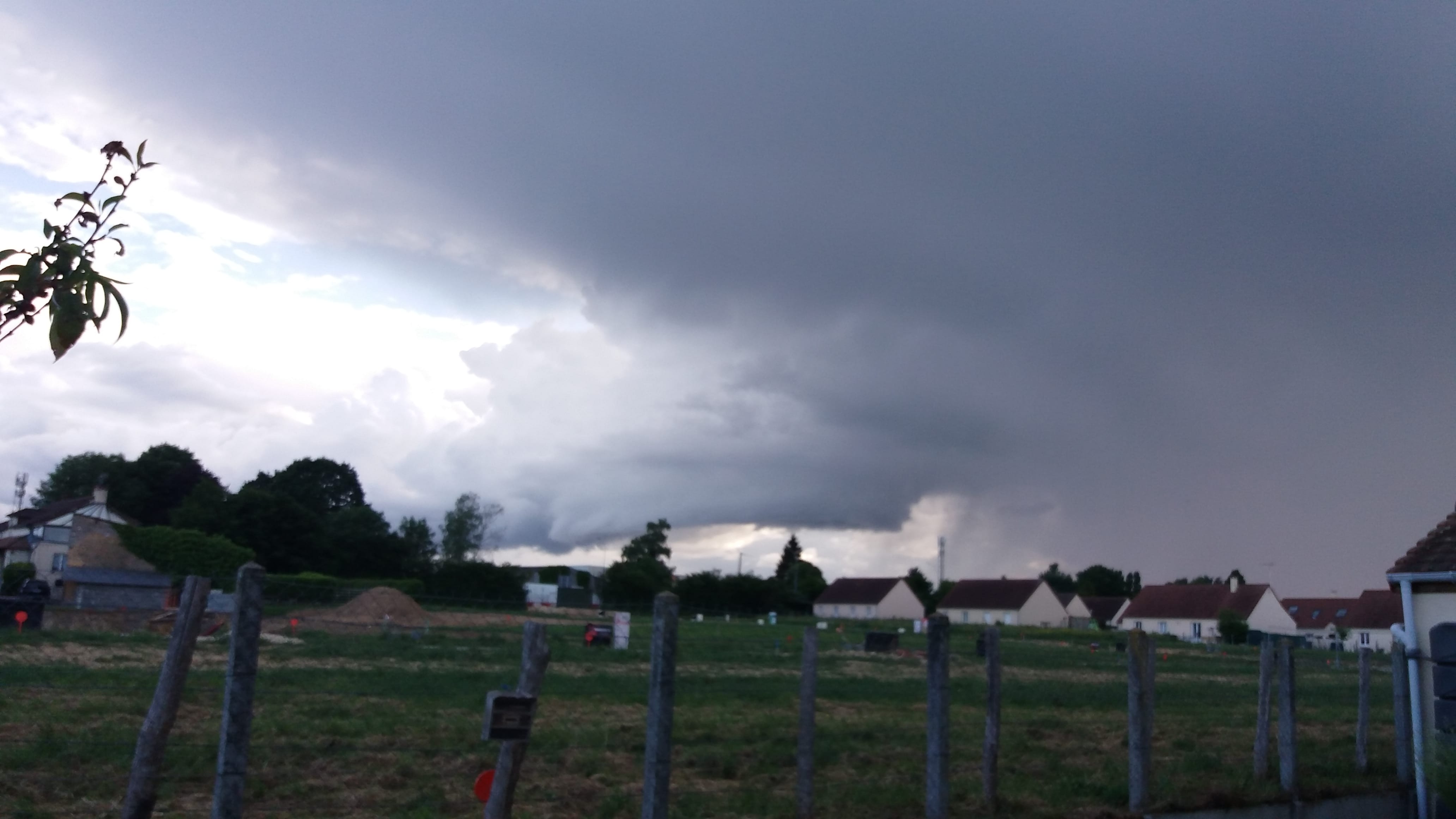 probable supercellule sur la Ferté bernard ( sarthe ) avec une rotation vers 19h45 . un tuba a pu être observé quelques secondes mais de très petite taille. - 24/05/2022 19:45 - laurent saint leger