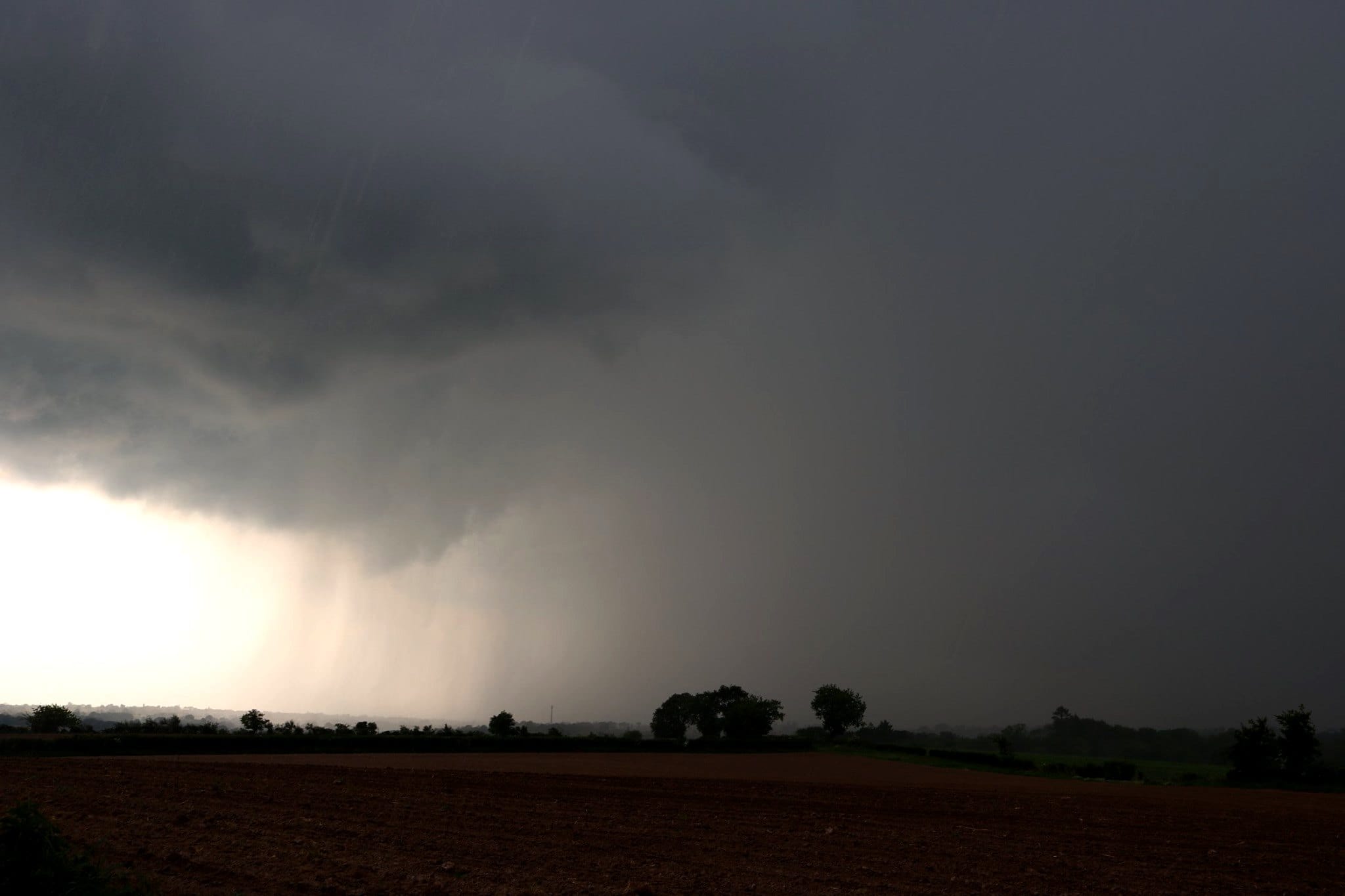 Arrivée d'une cellule orageuse par le sud-Anjou; la nuit tombe en quelques minutes dans le nord-Vendée (commune de Treize-Vents) - 25/04/2020 18:30 - Yohan JADEAU