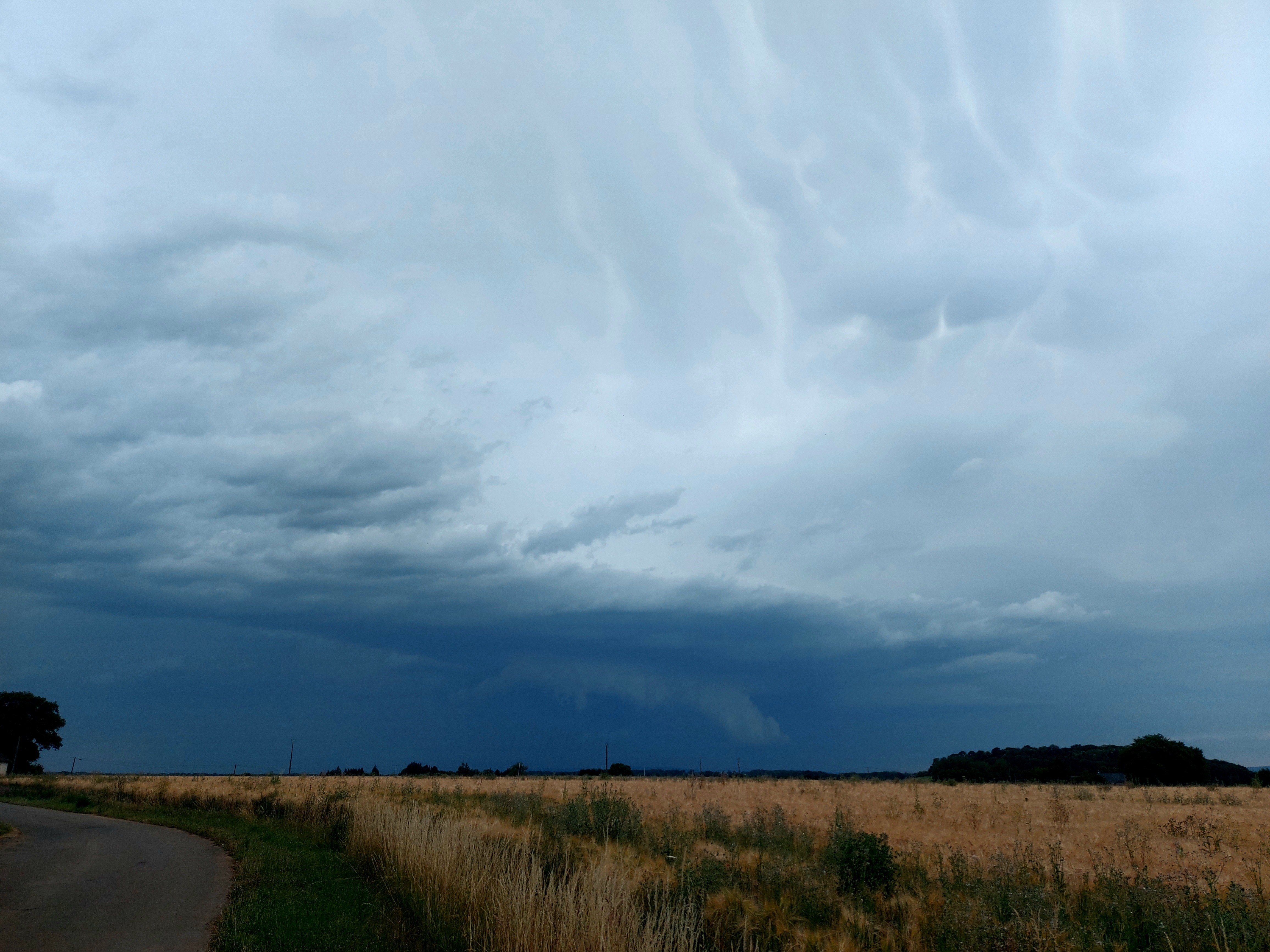 Supercellule avec nuage-mur visible et mammatus sur la partie supérieure de la photo. Elle se dirigeait vers Alençon - 25/06/2025 19:18 - Séréna Chevrier
