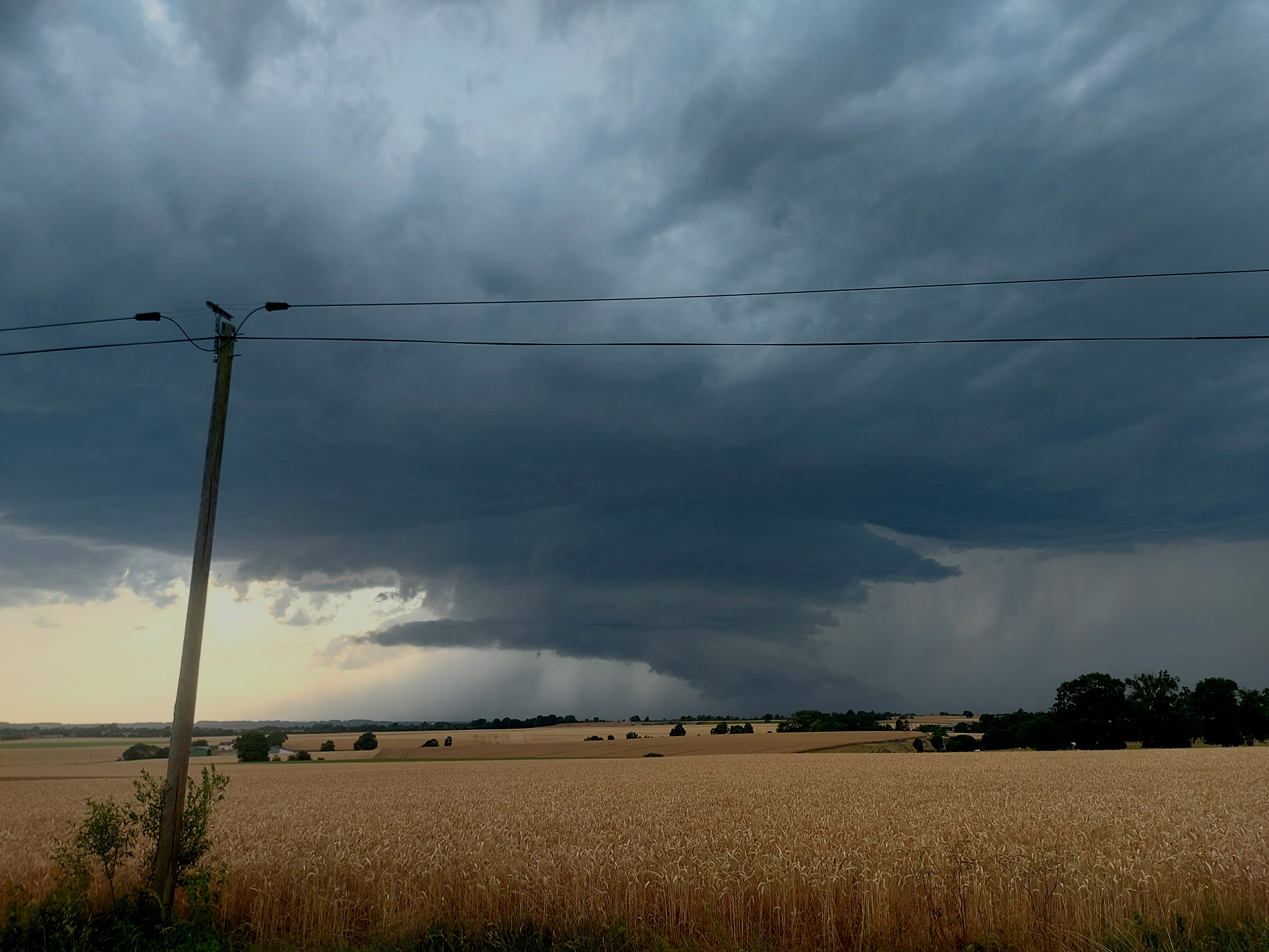 Une autre supercellule s'est formée dans la Sarthe en se dirigeant dangereusement vers Alençon. Très belle structure avec une fine couleur bleutée sur la partie supérieure. - 25/06/2025 20:01 - Séréna Chevrier