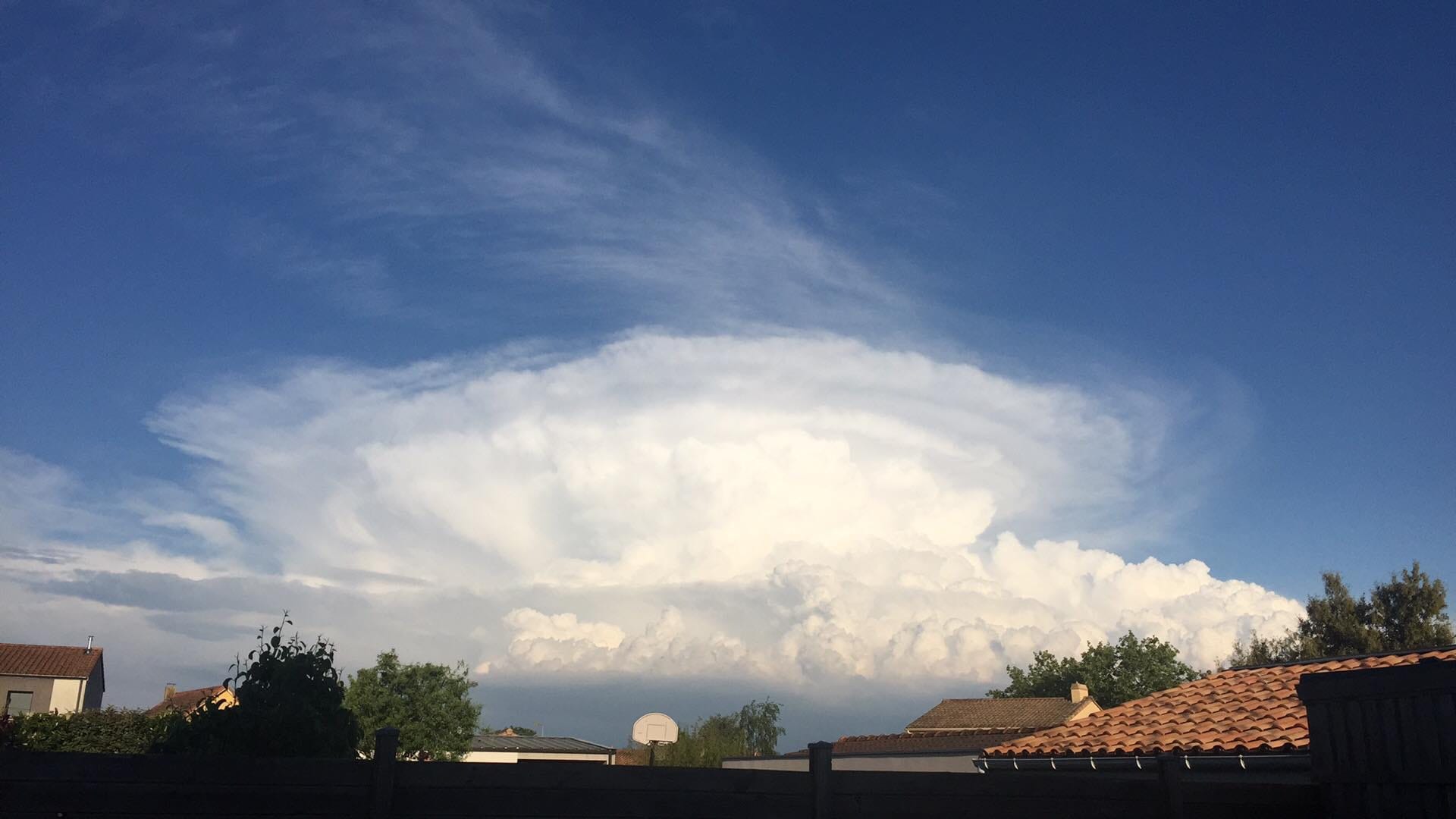 Photo prise dans le vignoble nantais (nuage à l’Est de Nantes - 26/04/2020 19:51 - Bertrand COURGEAU